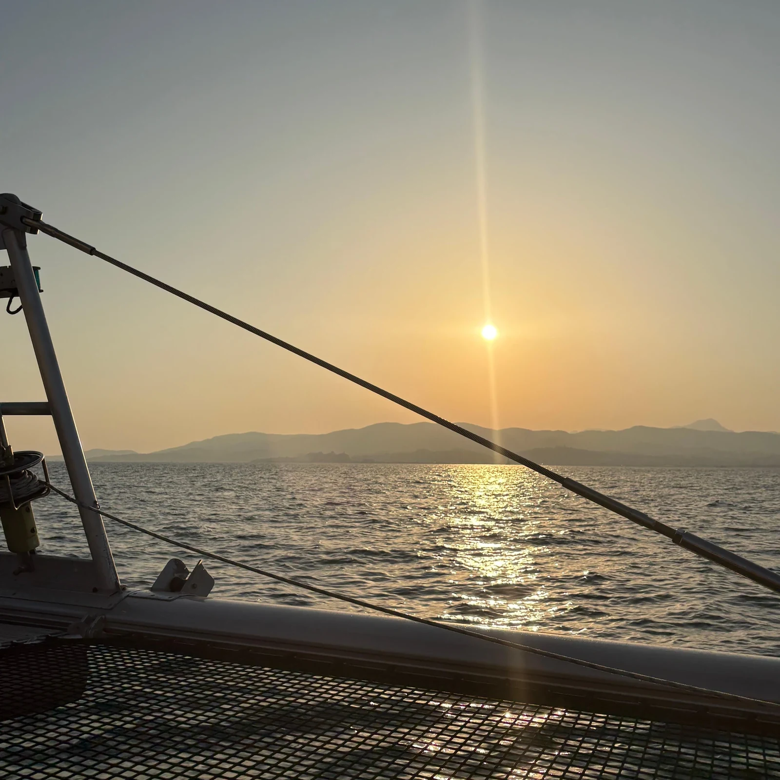 Catamarán al atardecer por la Bahía de Palma con bebida y aperitivos
