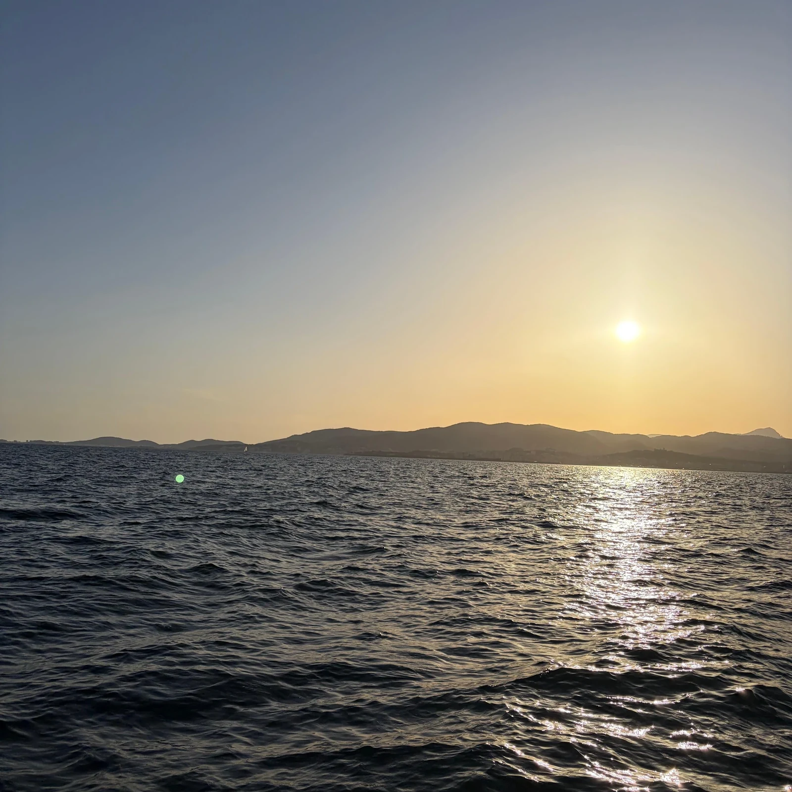 Catamarán al atardecer por la Bahía de Palma con bebida y aperitivos