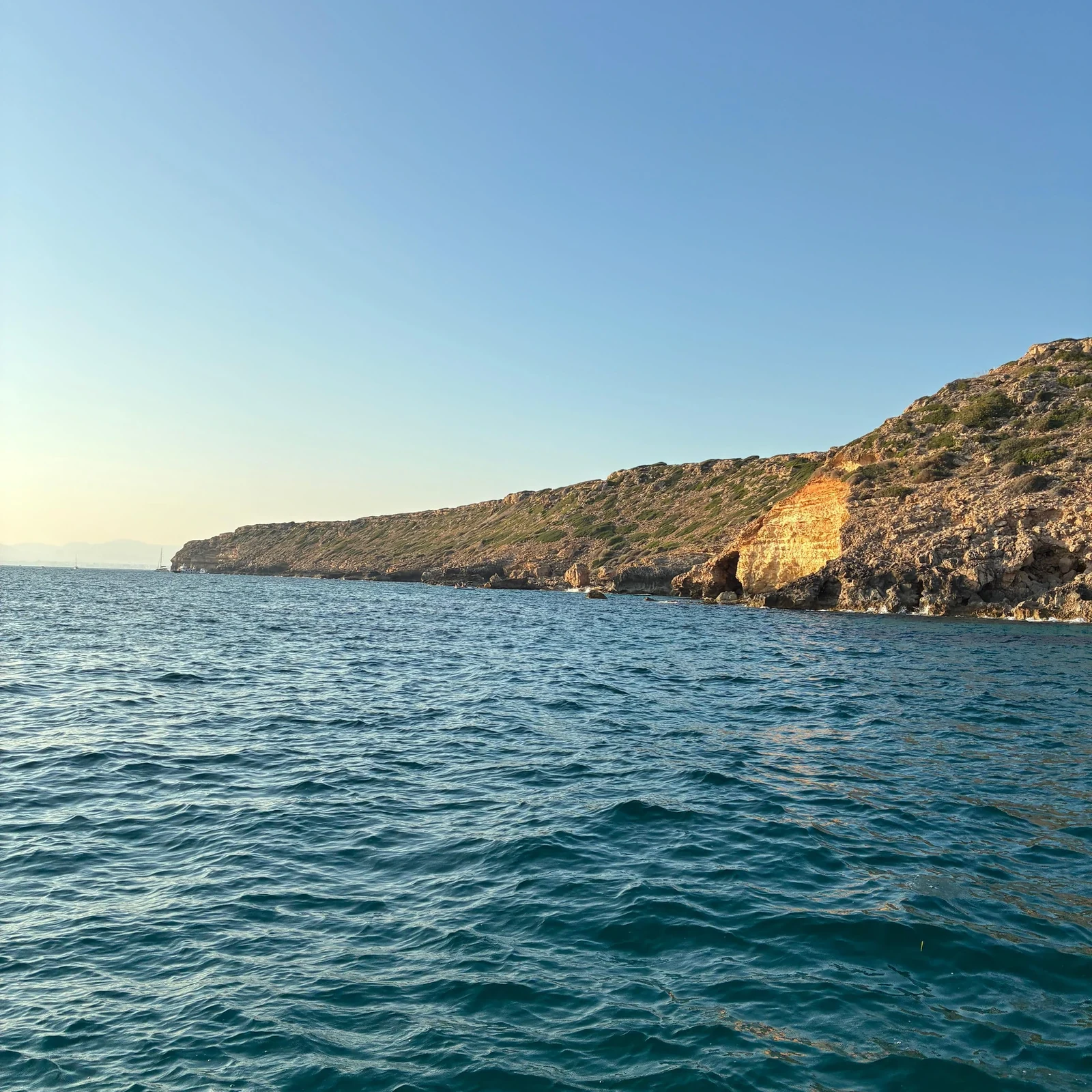 Mallorca al atardecer desde un catamarán con baño, comida y opción VIP