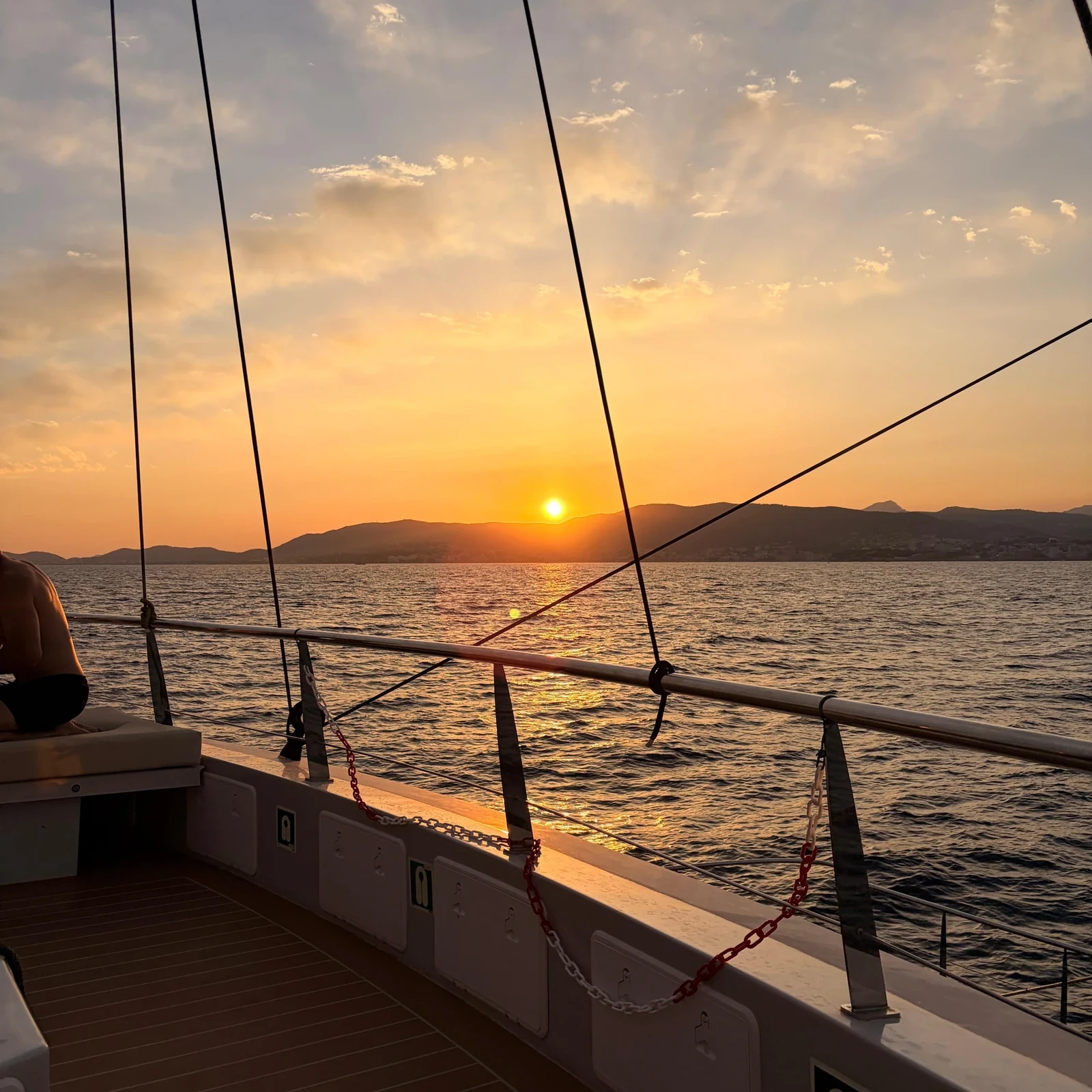 Mallorca al atardecer desde un catamarán con baño, comida y opción VIP