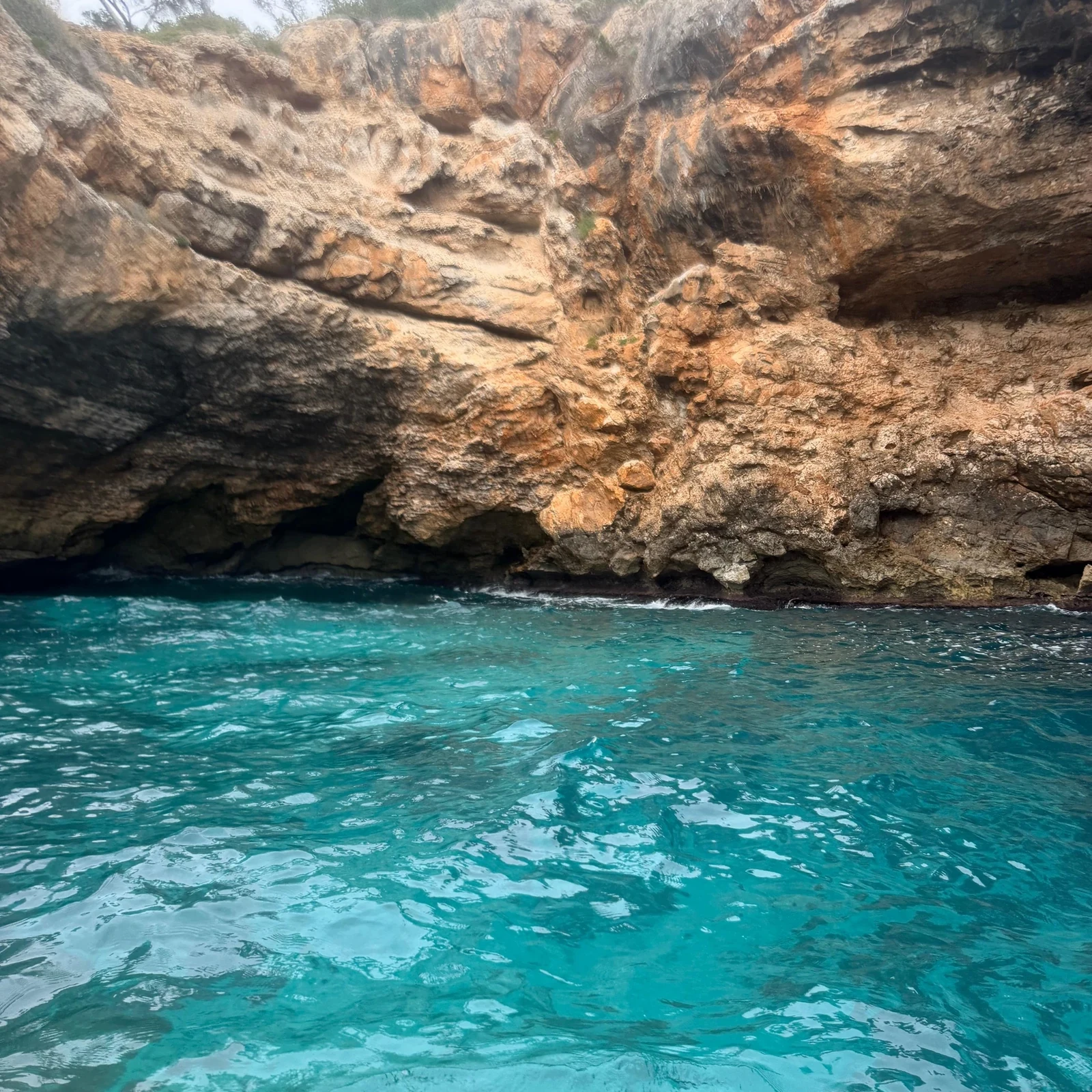 Caló des Moro und Cala Màrmols per Boot mit zwei Schnorchelstopps