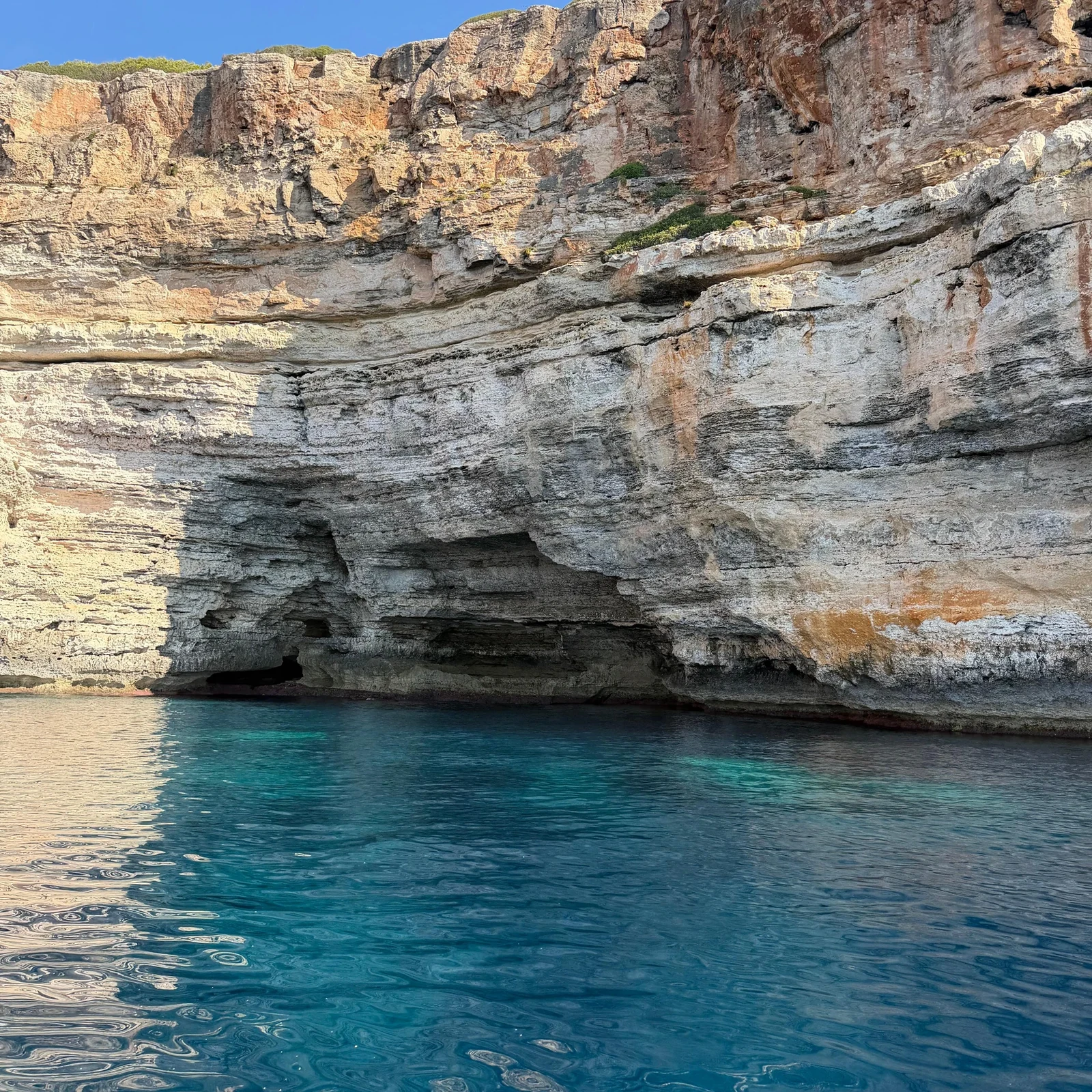 Caló des Moro und Cala Màrmols per Boot mit zwei Schnorchelstopps