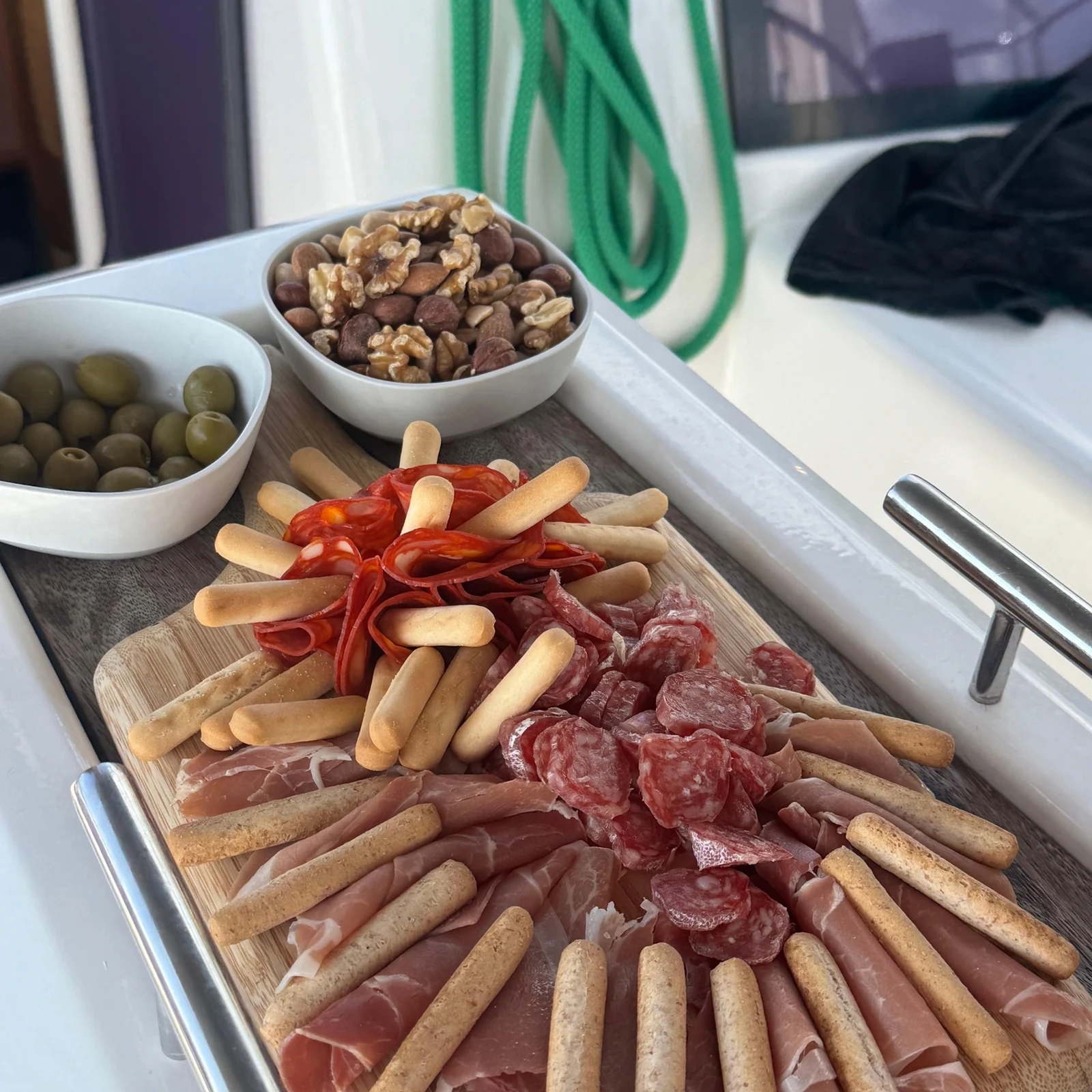 Segle durch die Bucht von Palma mit Badestopp, Snacks und Open Bar