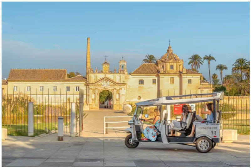 Tour privado en tuk tuk eléctrico por Sevilla para ver lo esencial sin largas caminatas