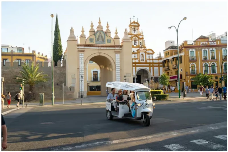 Tour privado en tuk tuk eléctrico por Sevilla para ver lo esencial sin largas caminatas