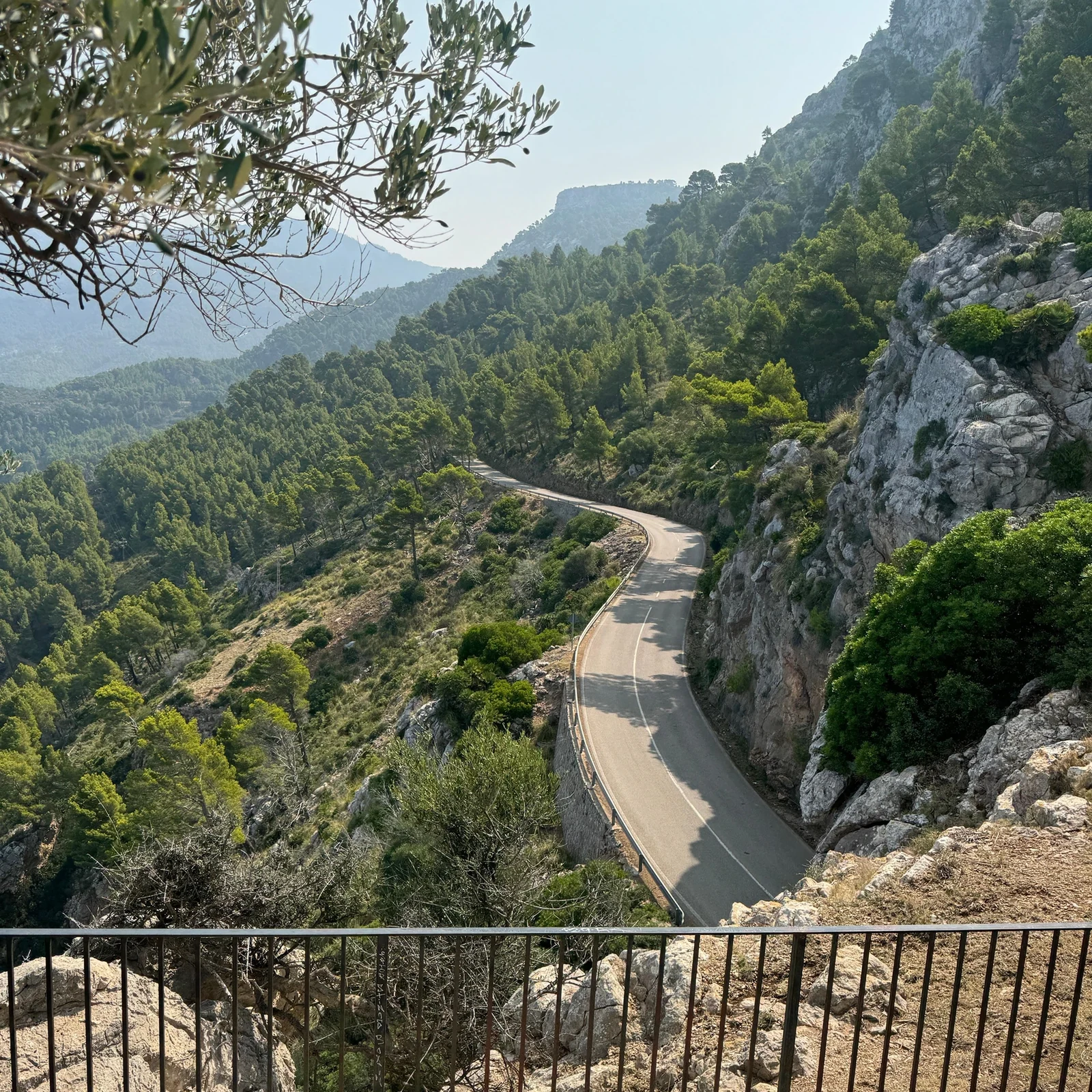 Formula Car Tour à Majorque : conduisez entre côte et montagne depuis Peguera