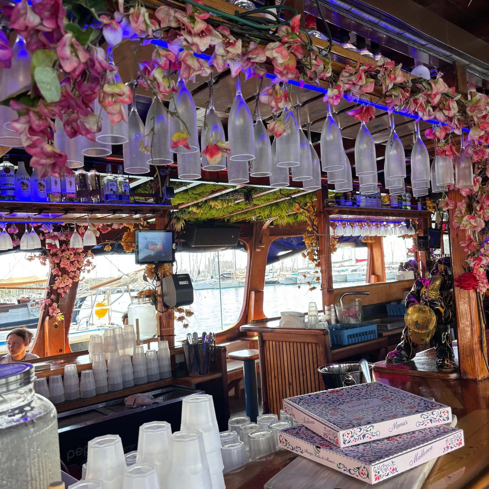 Bucht von Palma per Boot: 3 Stunden mit DJ, Badestopp und Pizza