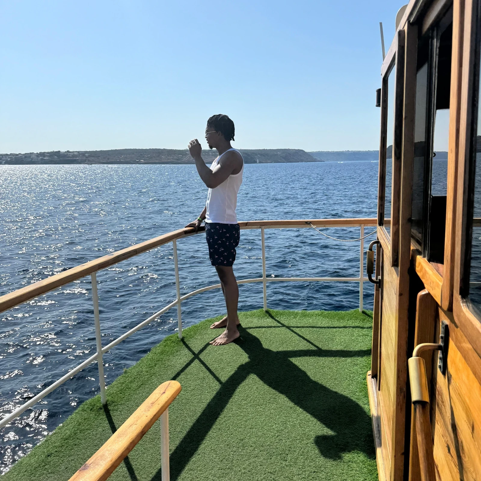 Bucht von Palma per Boot: 3 Stunden mit DJ, Badestopp und Pizza