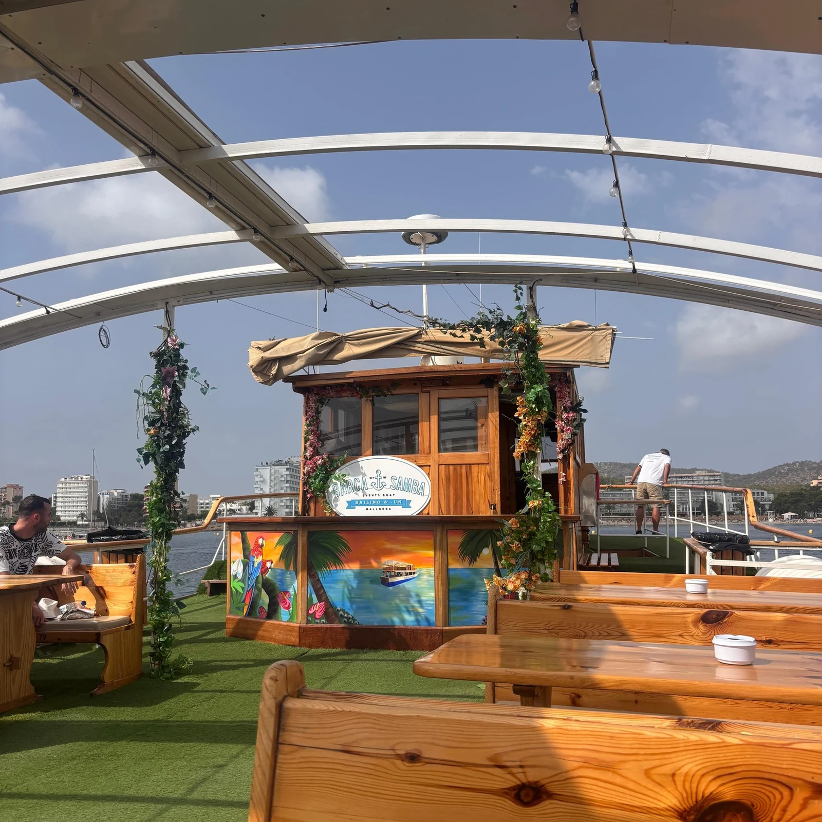 Bucht von Palma per Boot: 3 Stunden mit DJ, Badestopp und Pizza