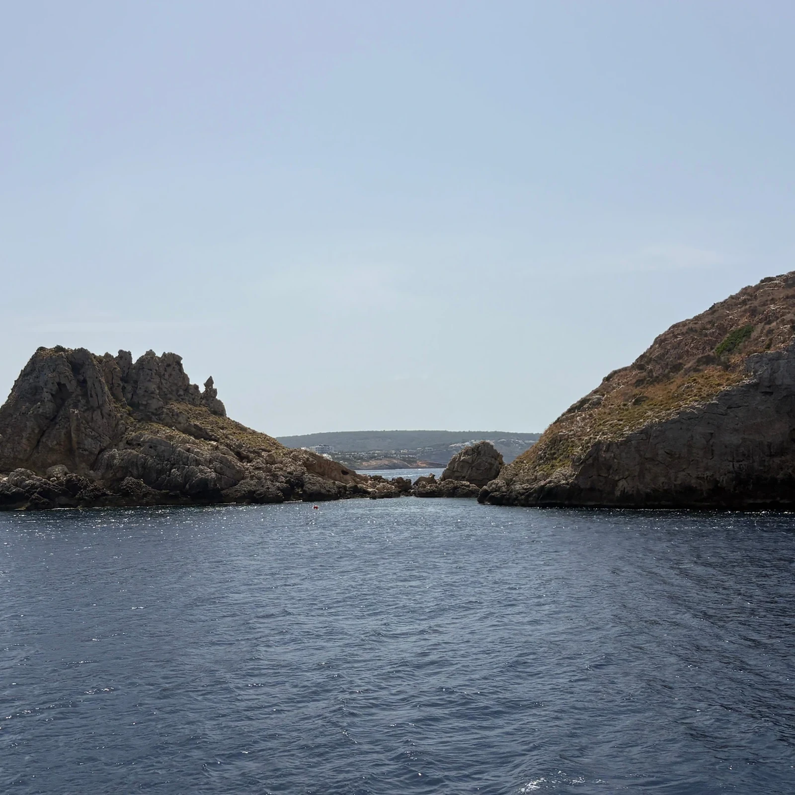 La côte sud-ouest de Majorque et les îles Malgrats vues depuis la mer