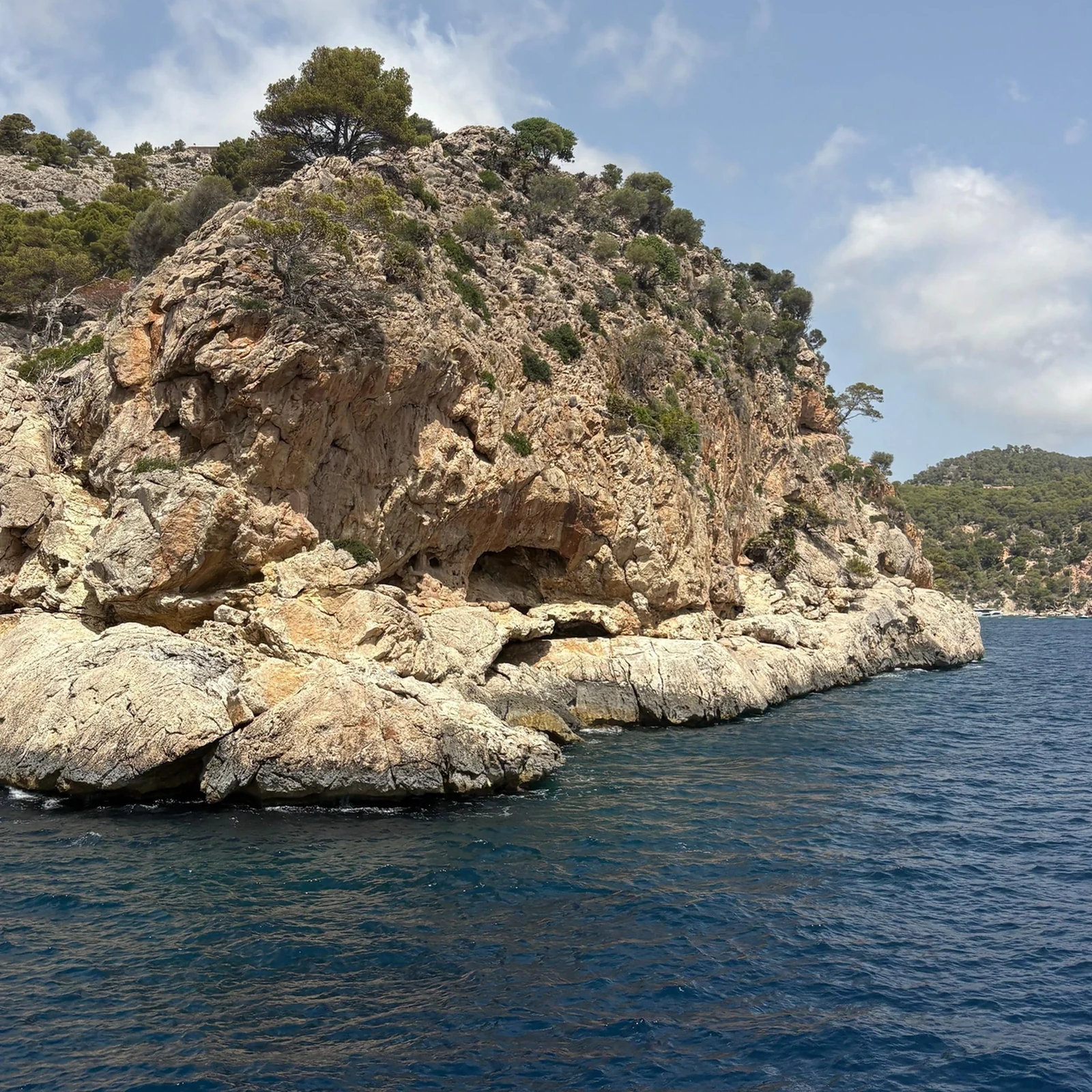 La côte sud-ouest de Majorque et les îles Malgrats vues depuis la mer