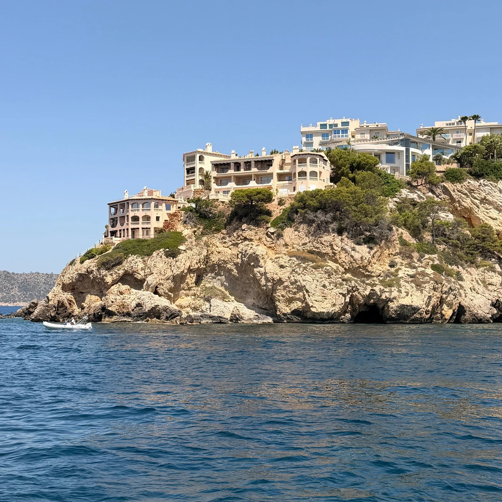 La côte sud-ouest de Majorque et les îles Malgrats vues depuis la mer