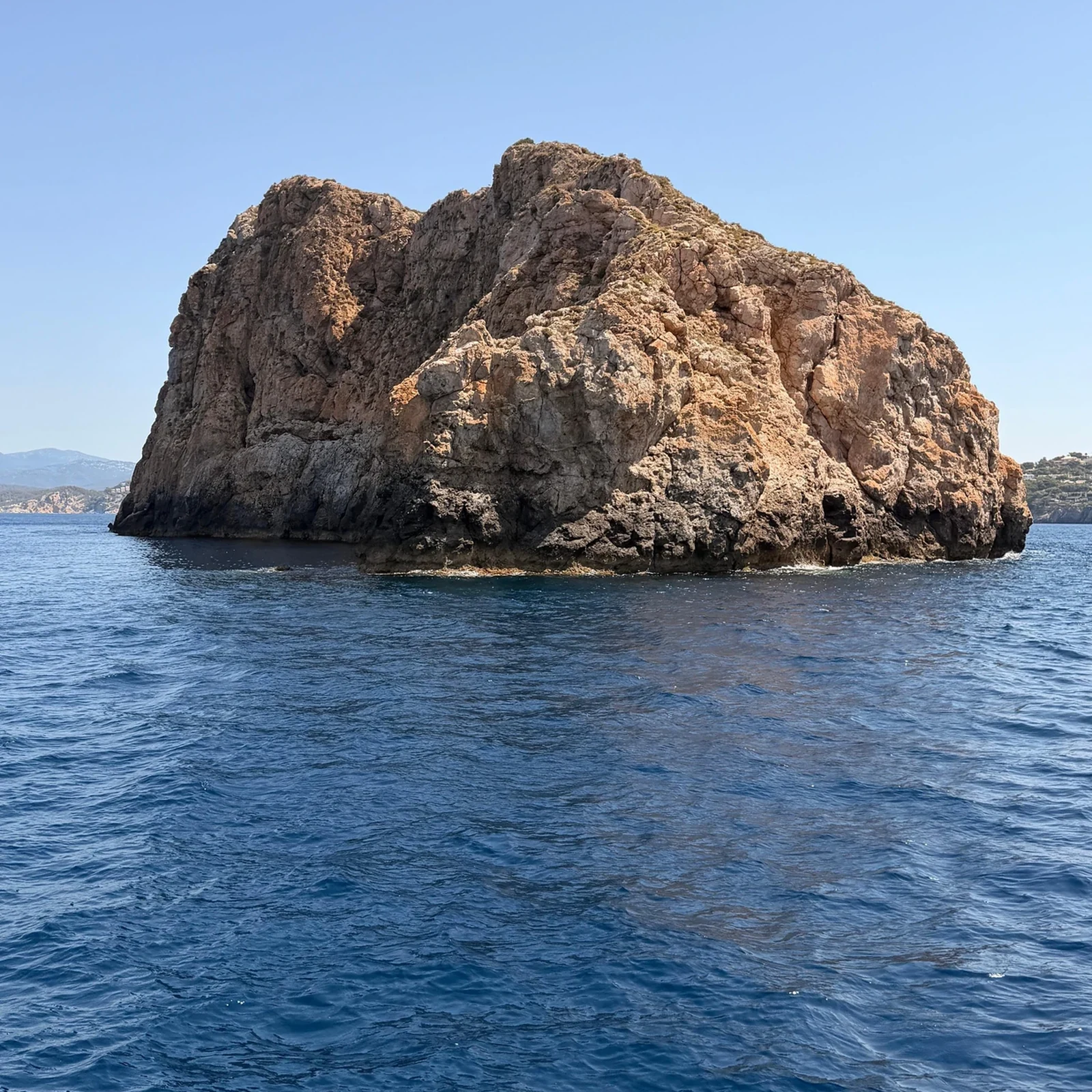 La côte sud-ouest de Majorque et les îles Malgrats vues depuis la mer