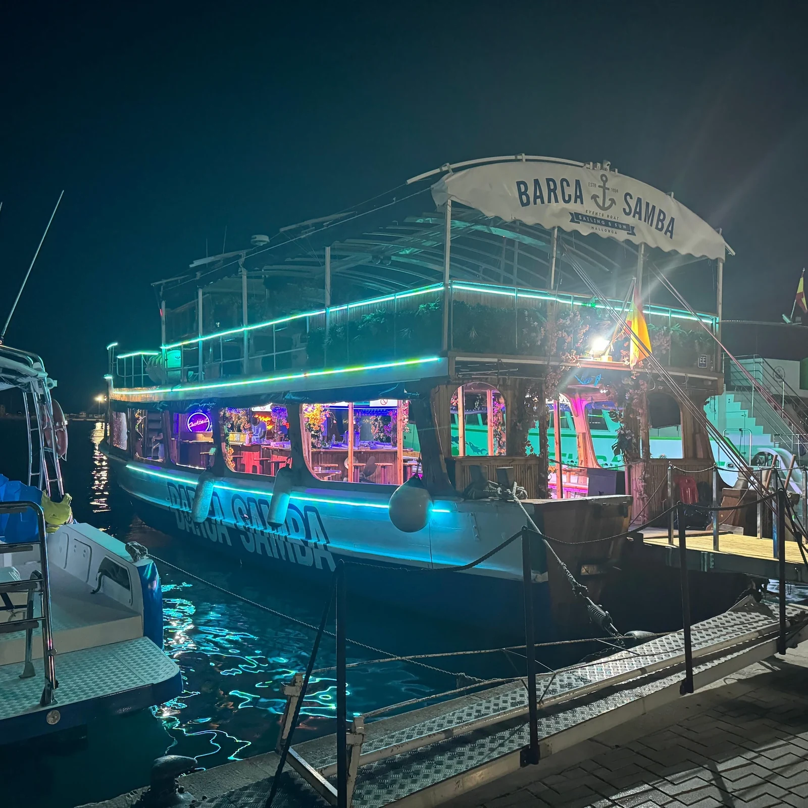 Palma Bay nighttime boat trip with pizza