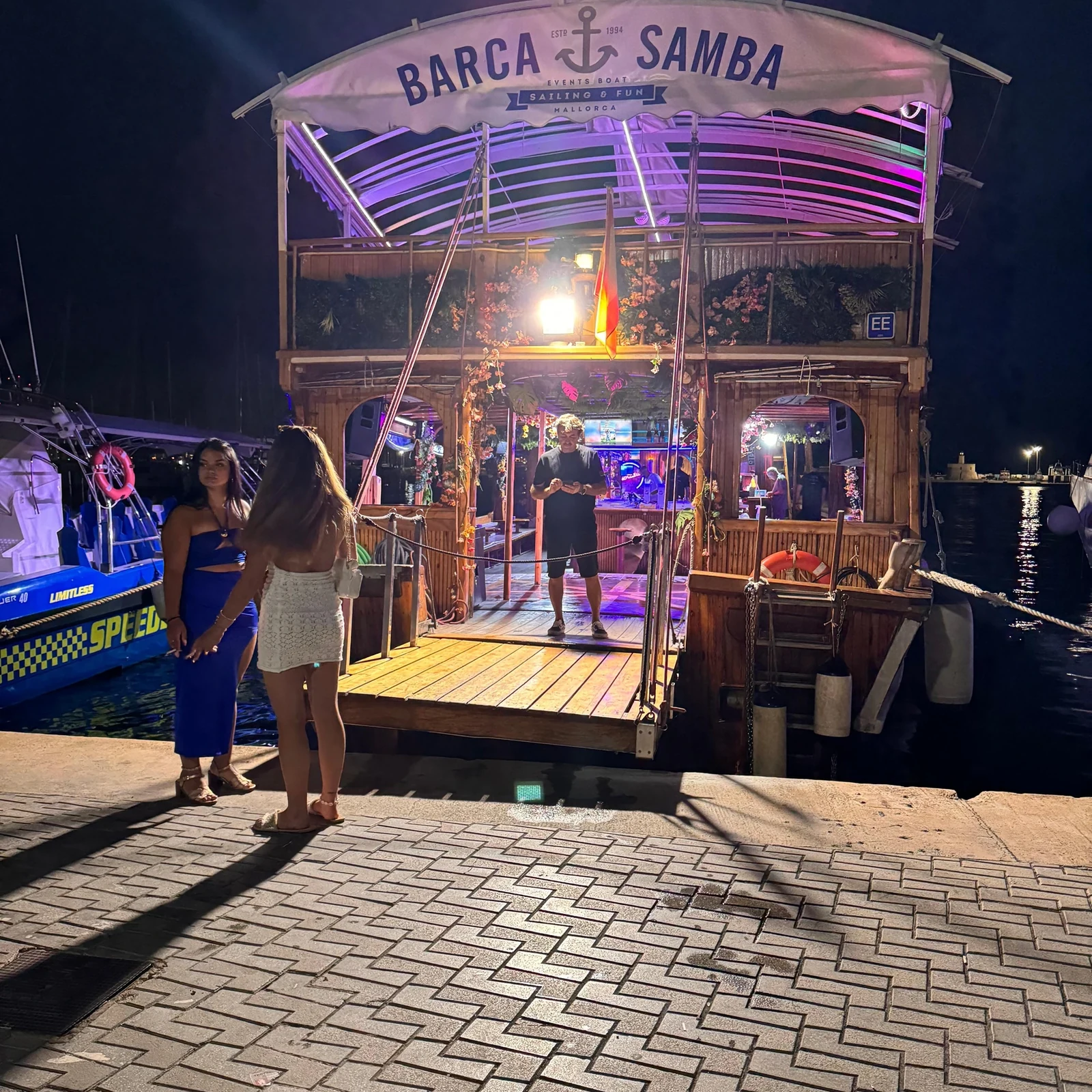Palma Bay nighttime boat trip with pizza