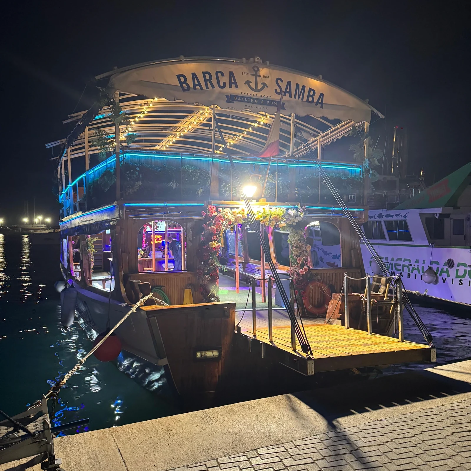 Nächtliche Bootsfahrt durch die Bucht von Palma mit Pizza