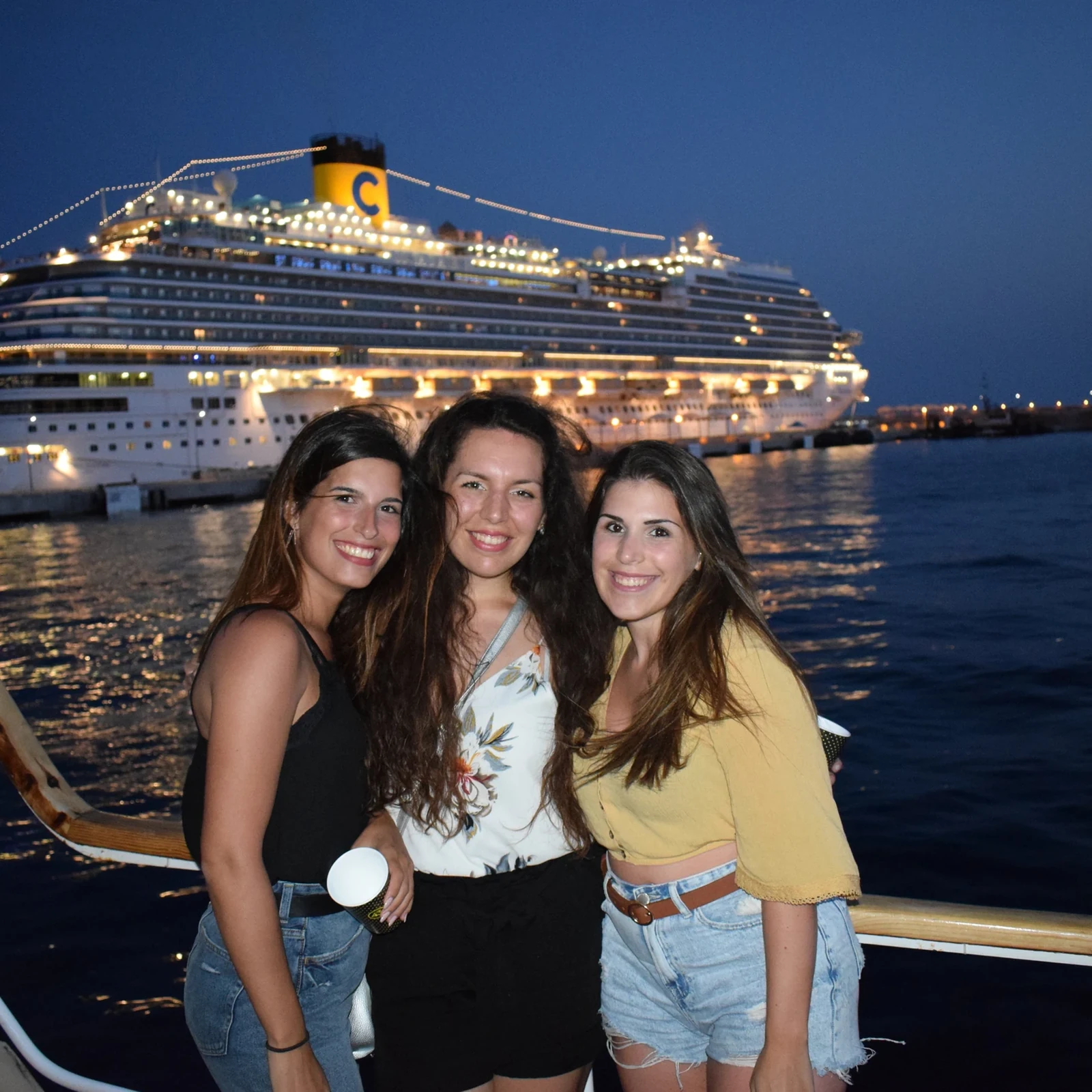 Nächtliche Bootsfahrt durch die Bucht von Palma mit Pizza