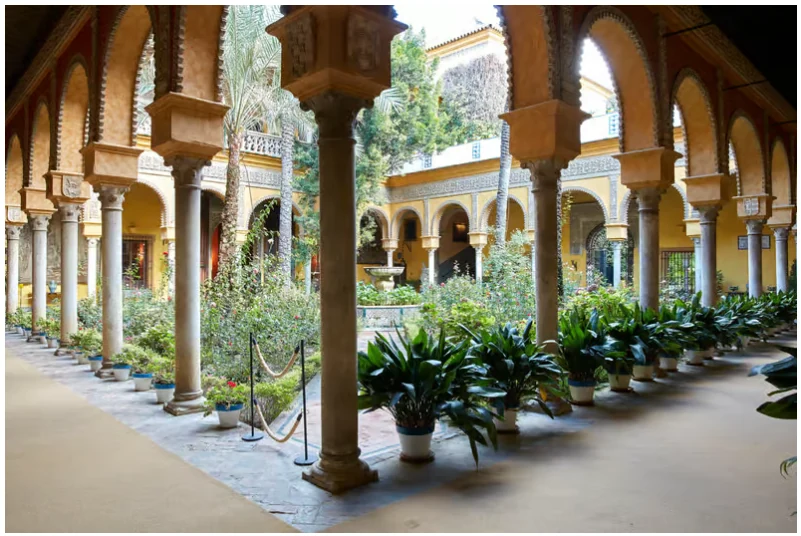 Entrada Palacio de las Dueñas Sevilla con audioguía en la app