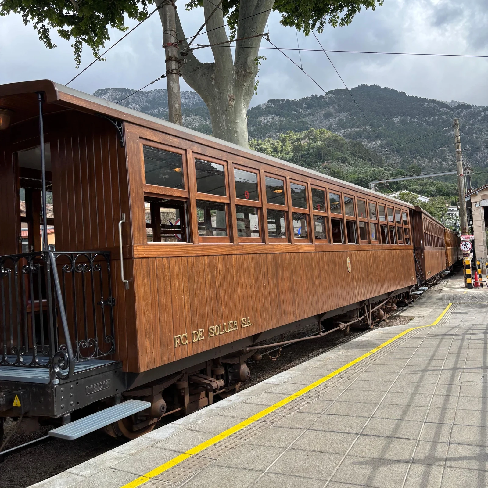 Historischer Sóller-Zug und Straßenbahn nach Port de Sóller an einem halben Tag