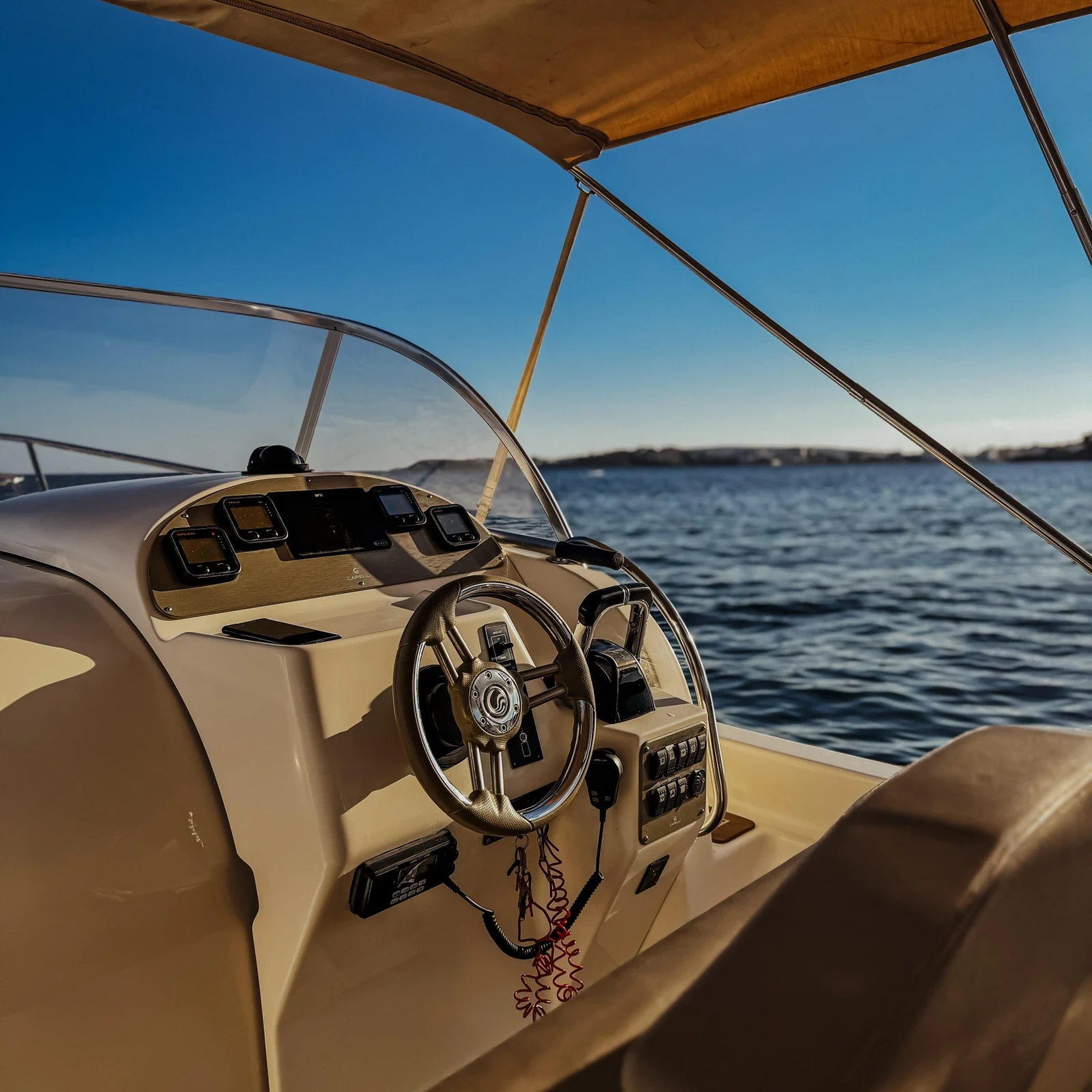 Bateau privé depuis Puerto Portals avec repas et sports nautiques