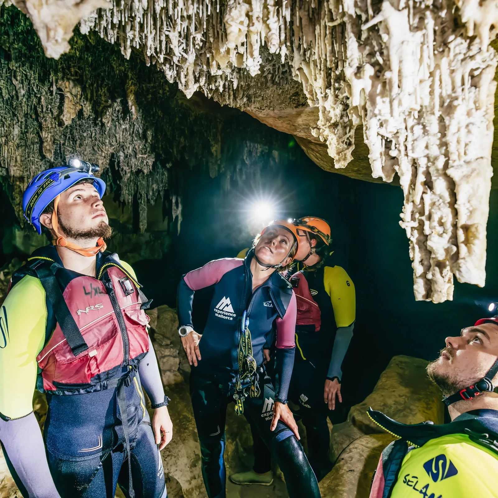 Cova des Coloms : randonnée côtière, 300 m de nage et grottes marines à Majorque