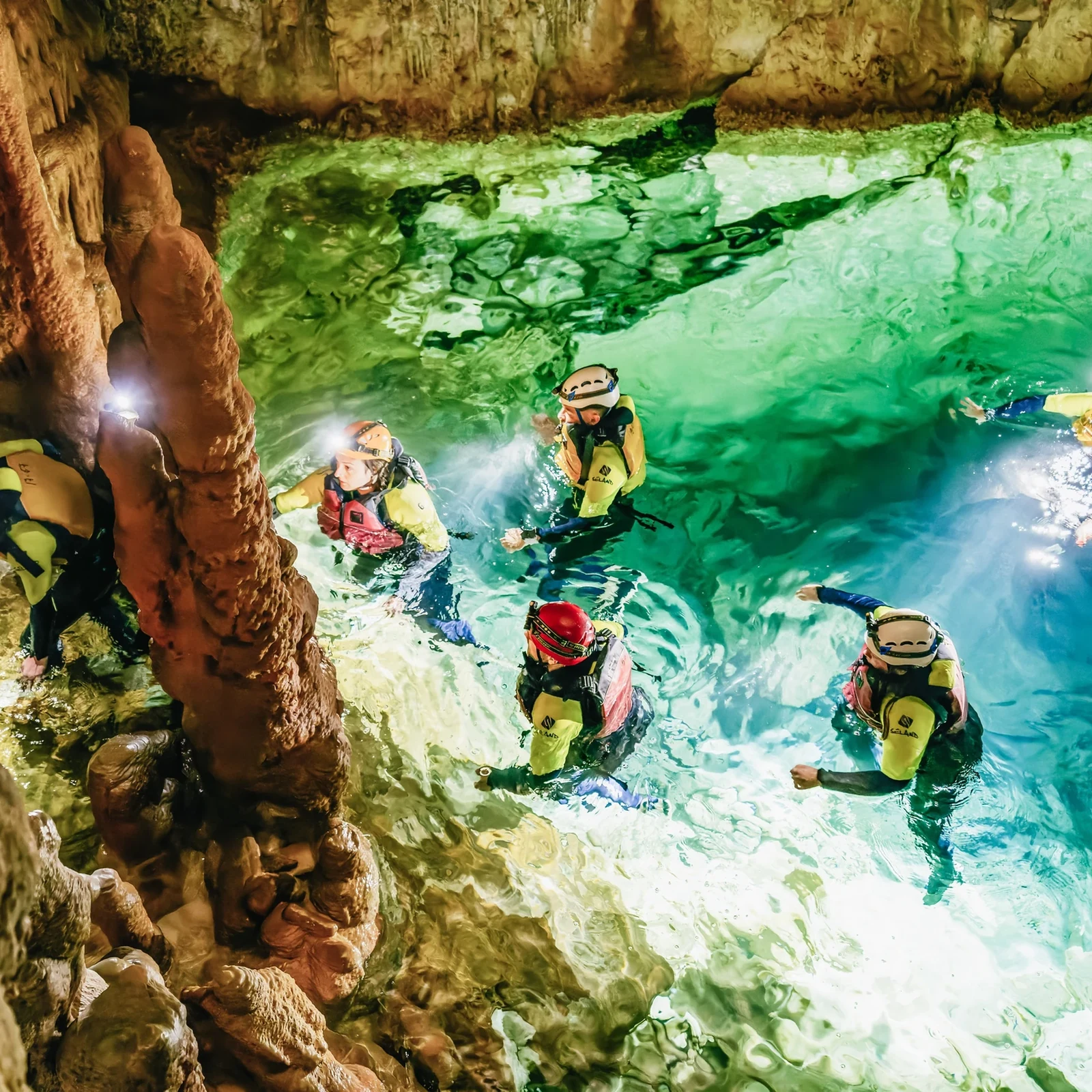 Cova des Coloms : randonnée côtière, 300 m de nage et grottes marines à Majorque