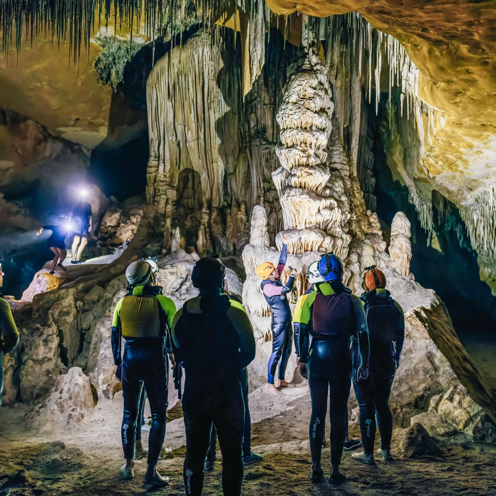 Cova des Coloms: caminata, 300 metros a nado y cuevas marinas en Mallorca