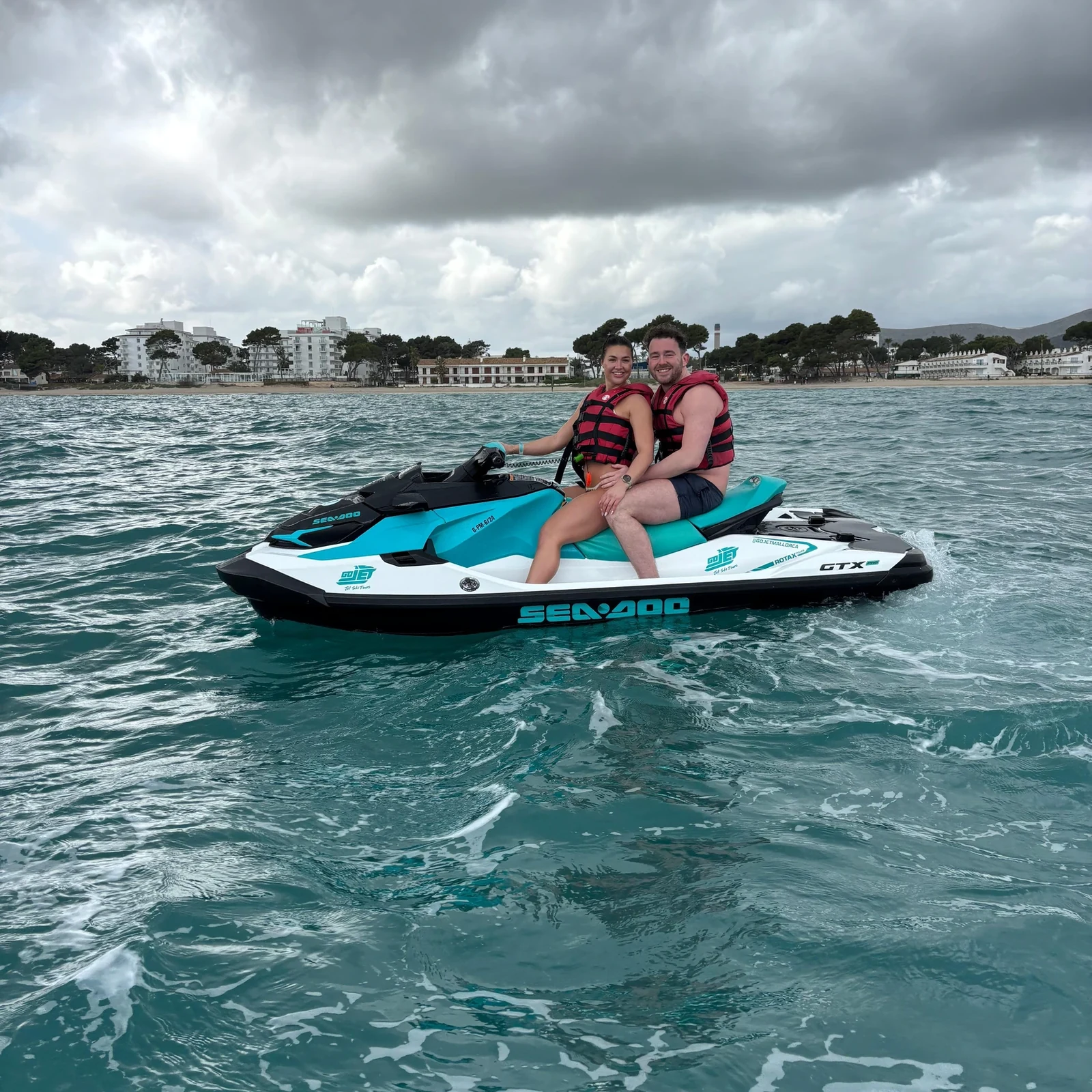 Une heure de jet-ski guidé dans la baie d'Alcudia, avec photos incluses