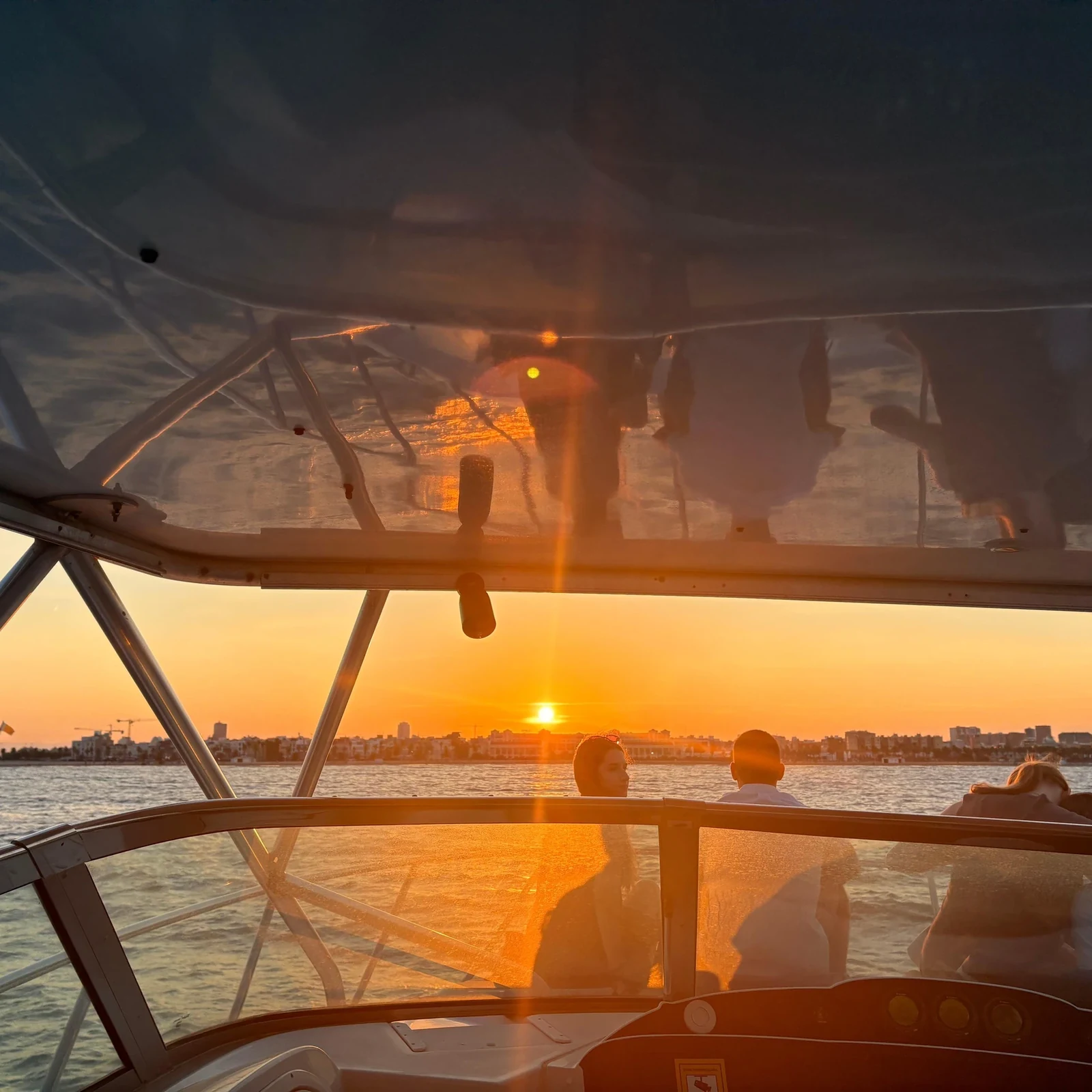 Voir Valence depuis la mer au coucher du soleil
