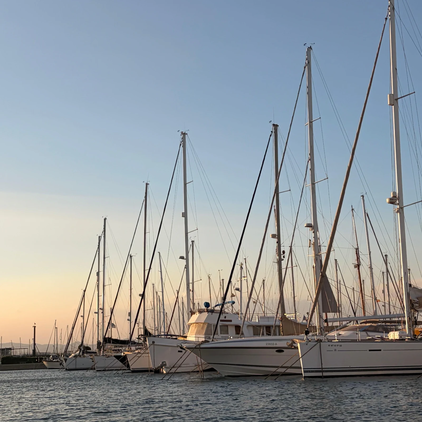 Voir Valence depuis la mer au coucher du soleil