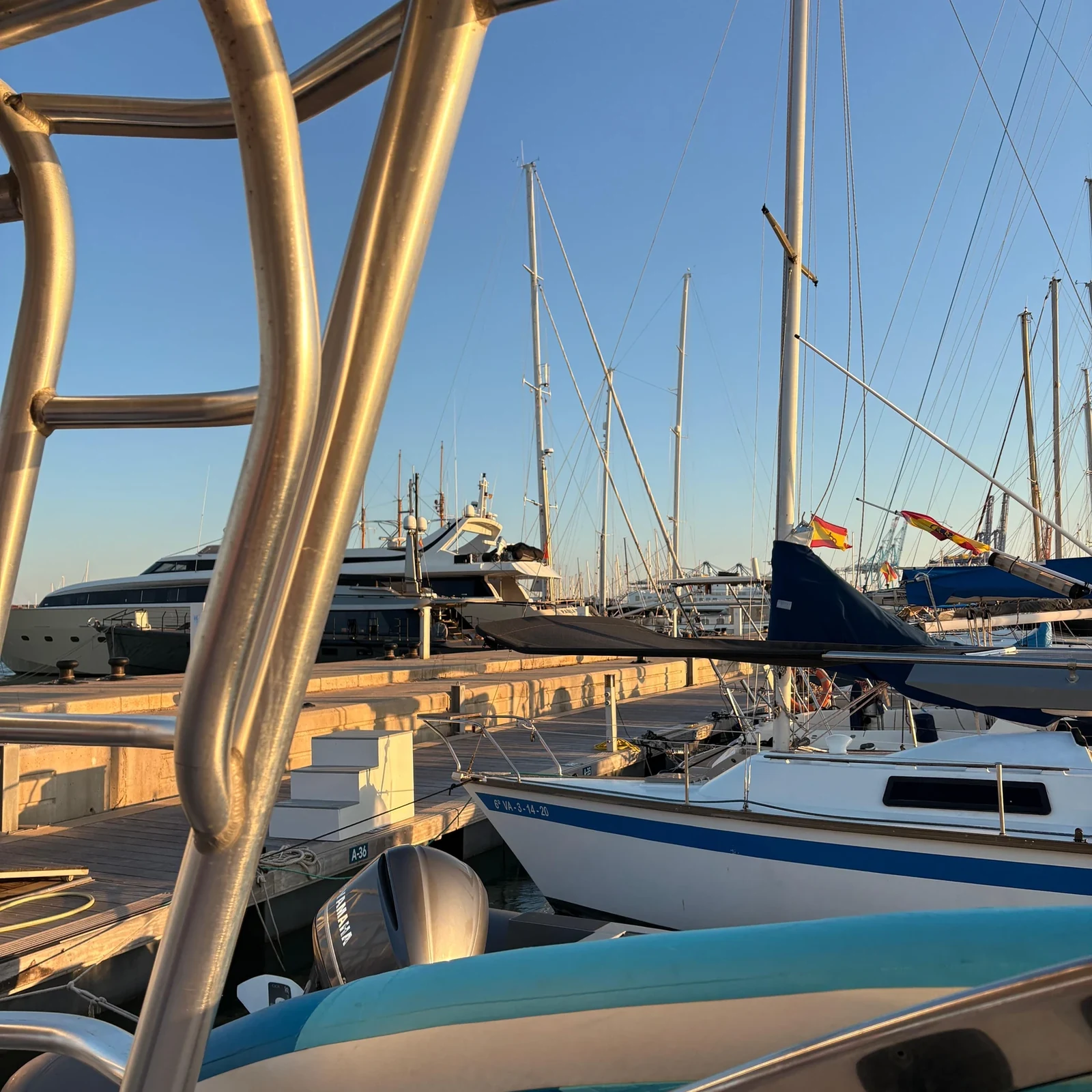 Valencia desde el mar cuando cae el sol