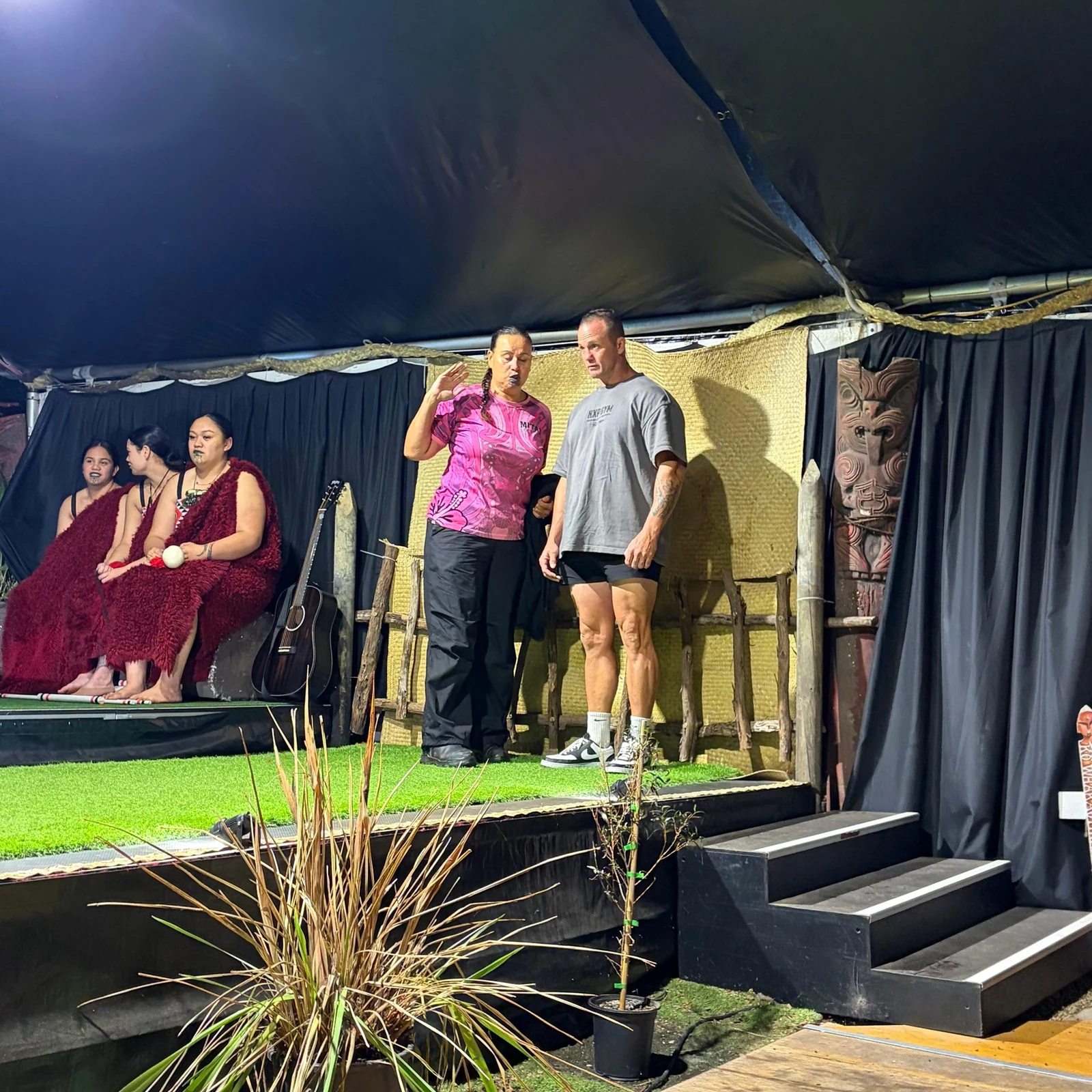 Cérémonies māories, récits et dîner hāngī au Mitai