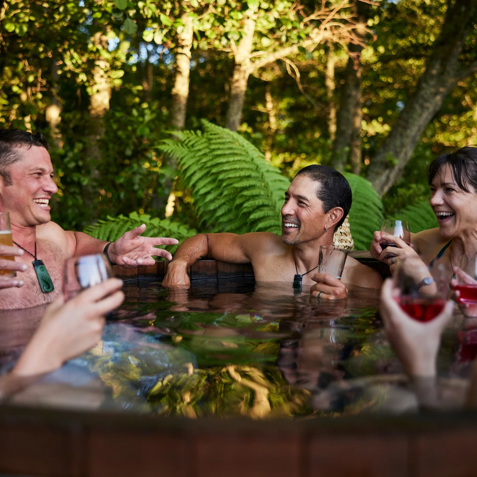 Ein privater Zedernholz-Whirlpool zwischen Wald und Wasser