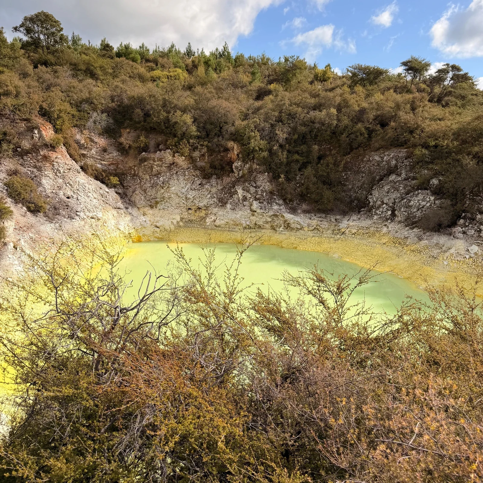 Entdecke die geothermischen Farben von Wai-O-Tapu in deinem Tempo