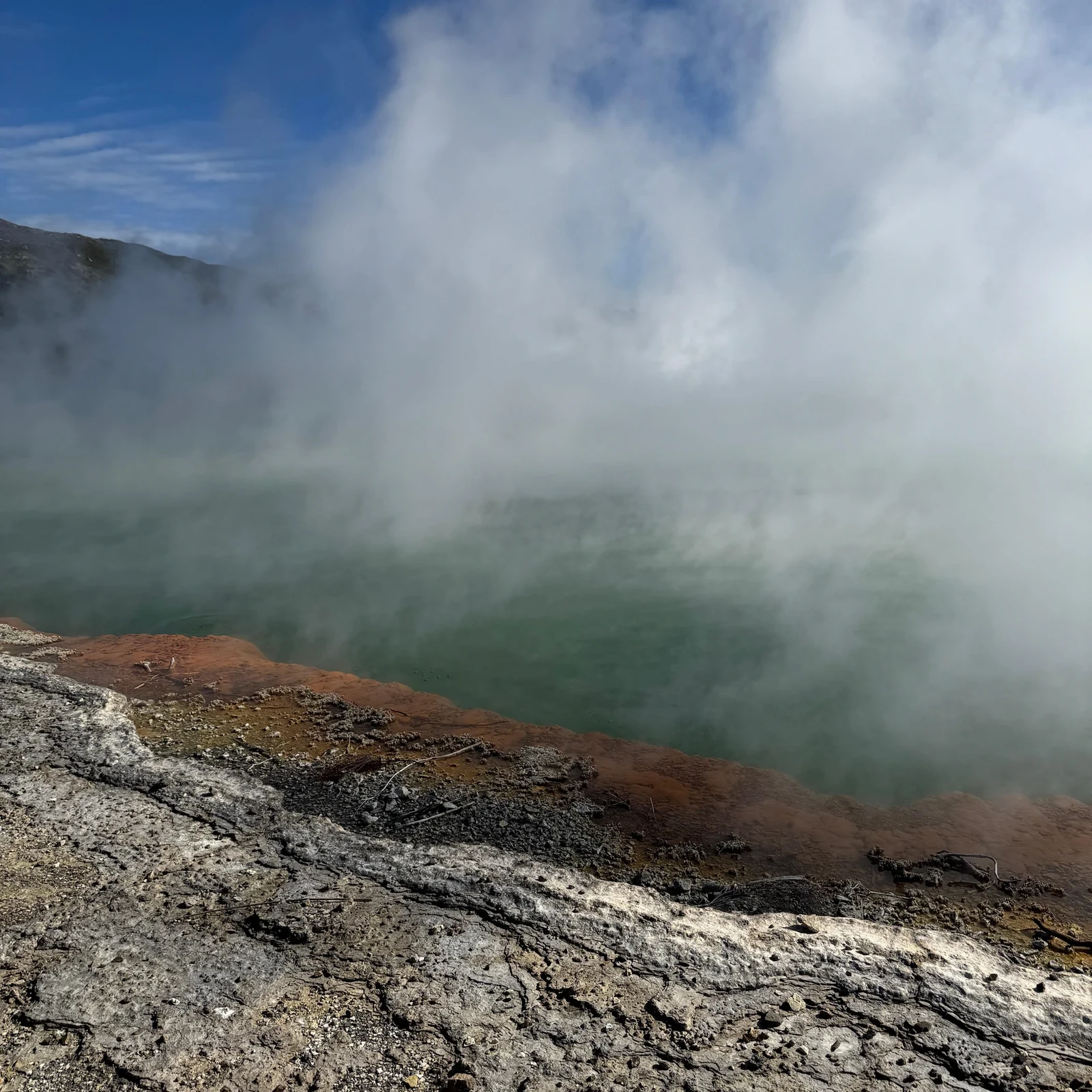 Explora los colores geotérmicos de Wai-O-Tapu a tu ritmo