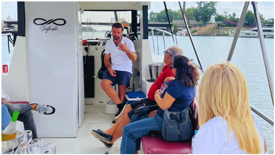 Sevilla: tour en barco por el Guadalquivir con guía y bebida