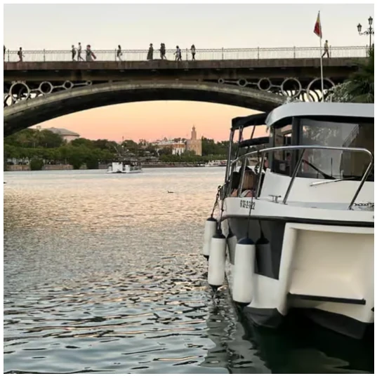 Tour en barco por el Guadalquivir con guía y bebida