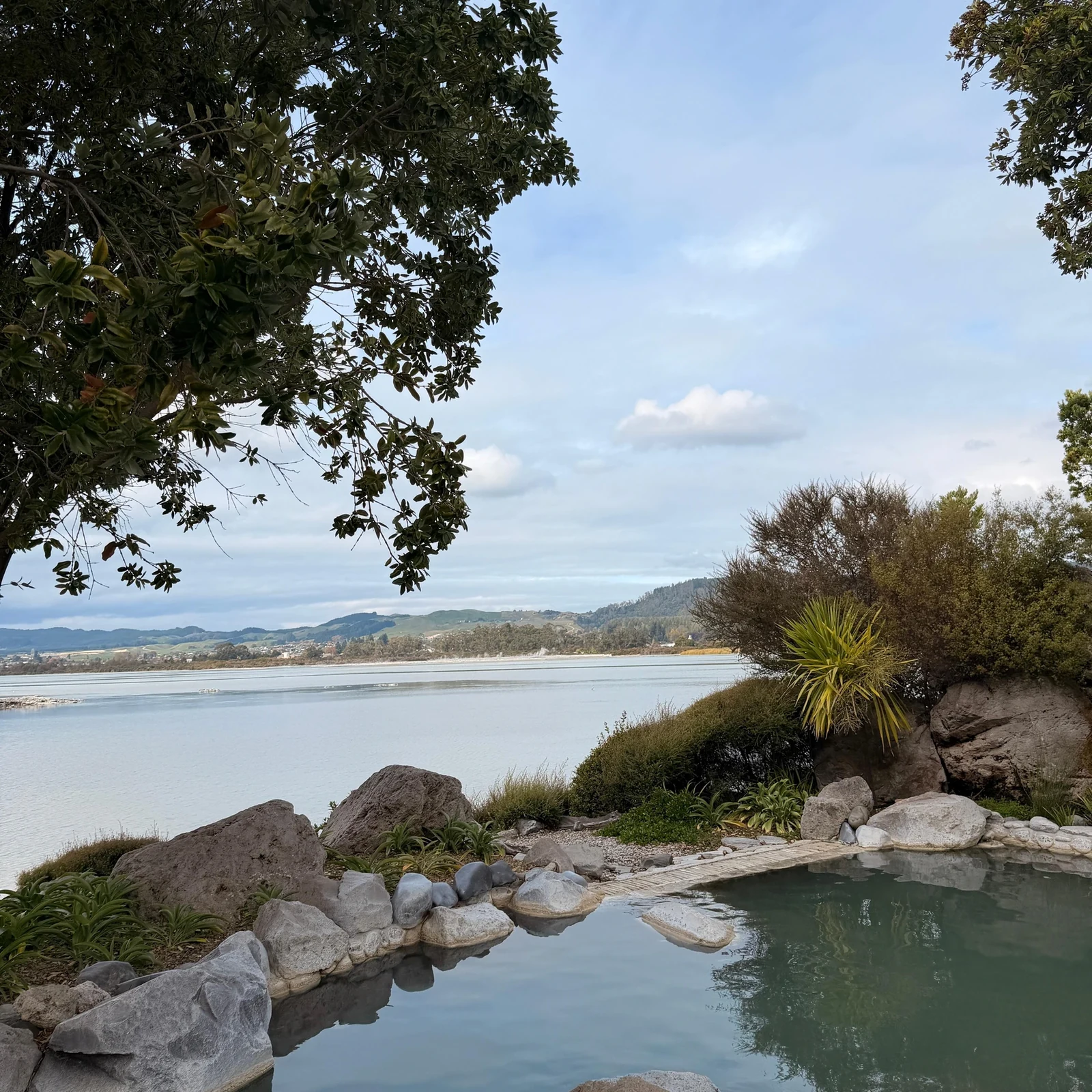 Deluxe Lake Spa bathing beside Lake Rotorua