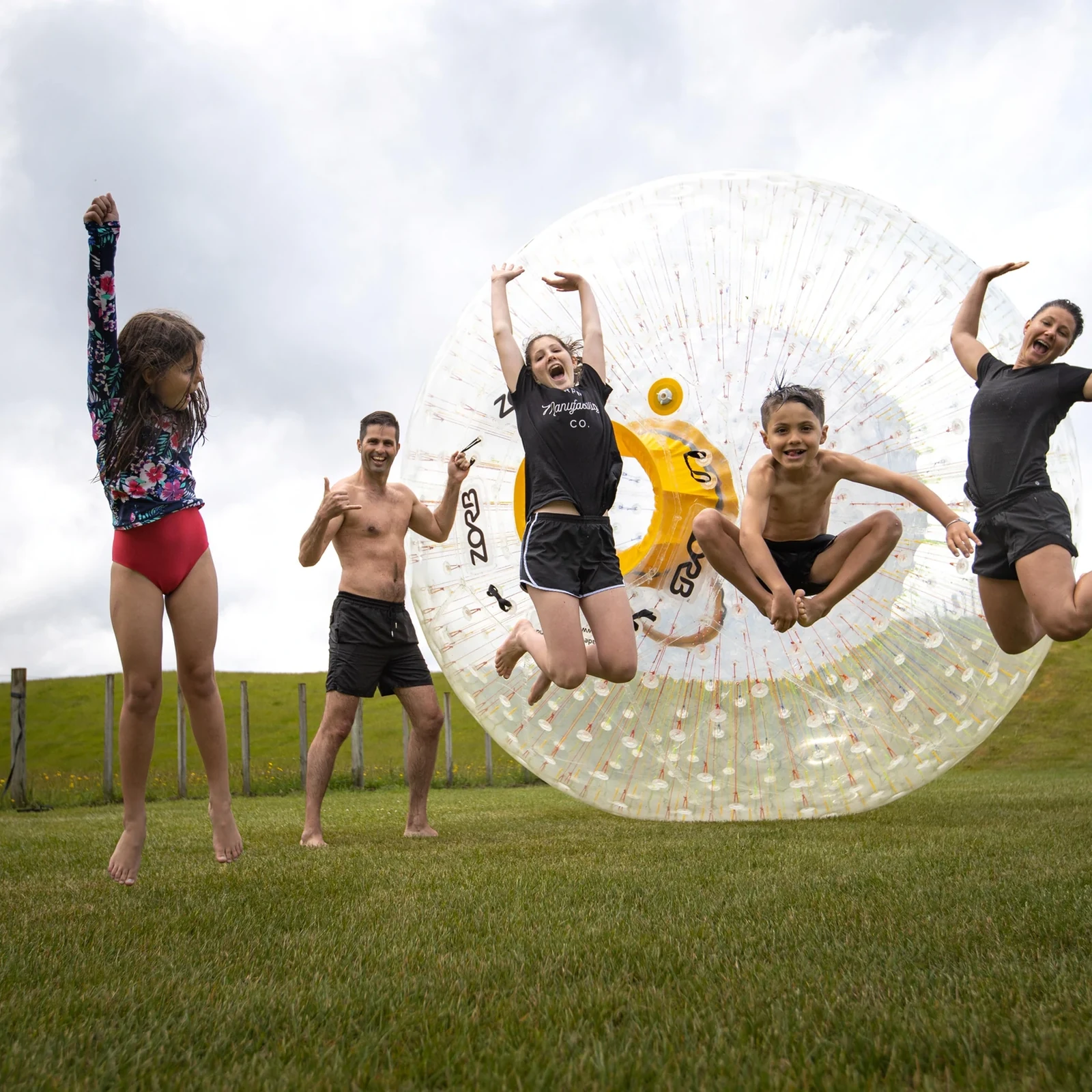 Rolle in einem wassergefüllten ZORB-Ball bergab