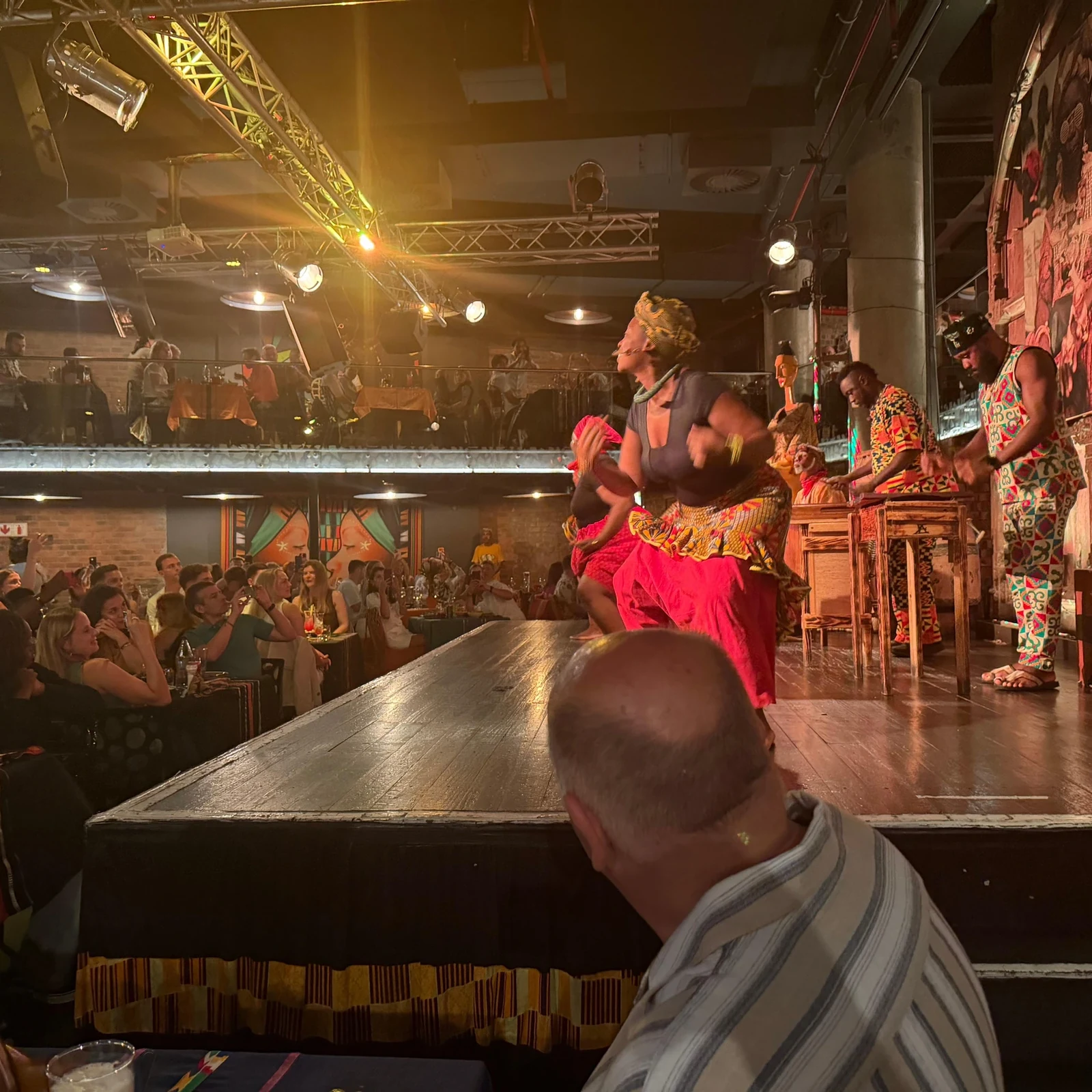 Cena africana, djembe y espectáculo en GOLD Restaurant