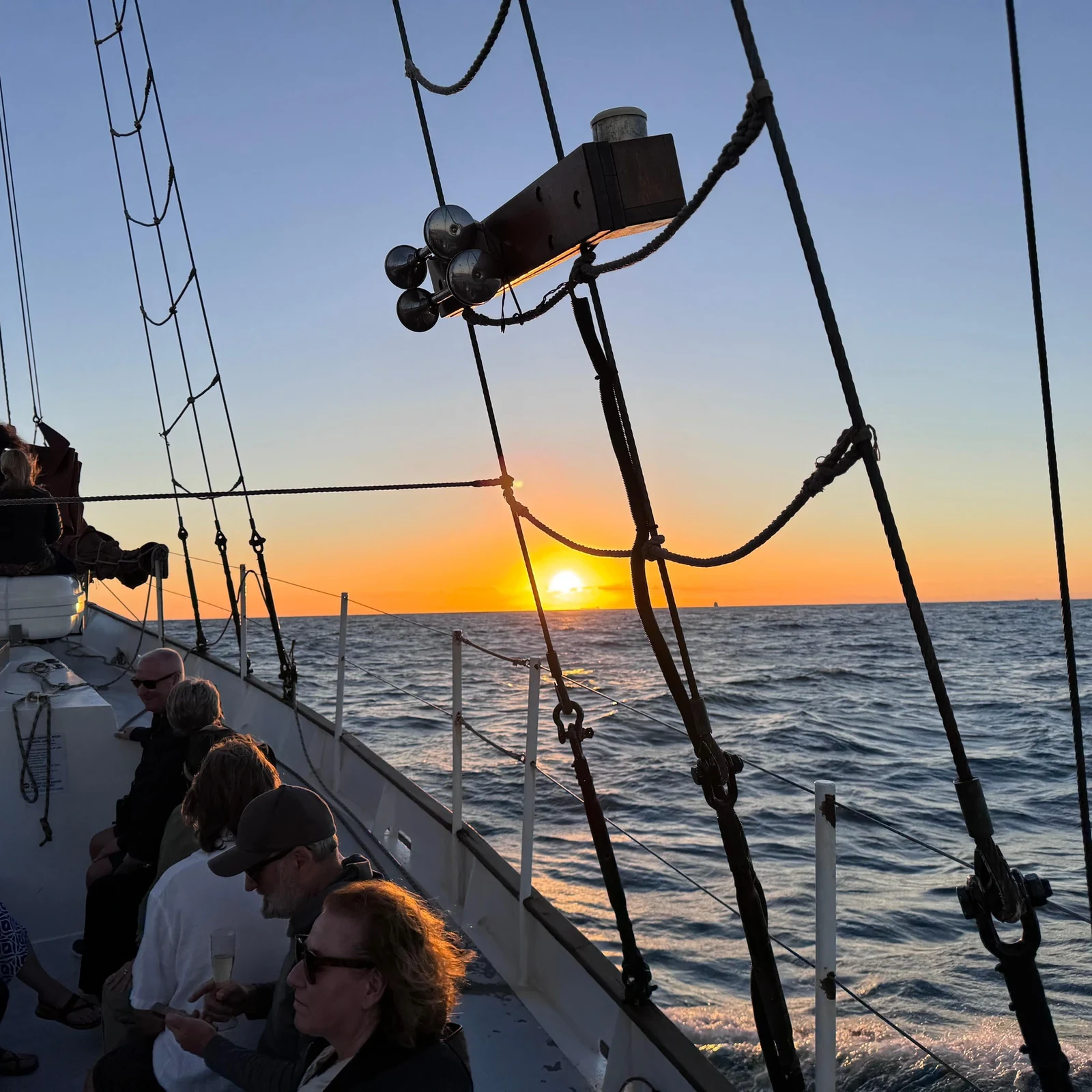 Le Cap depuis la mer au coucher du soleil