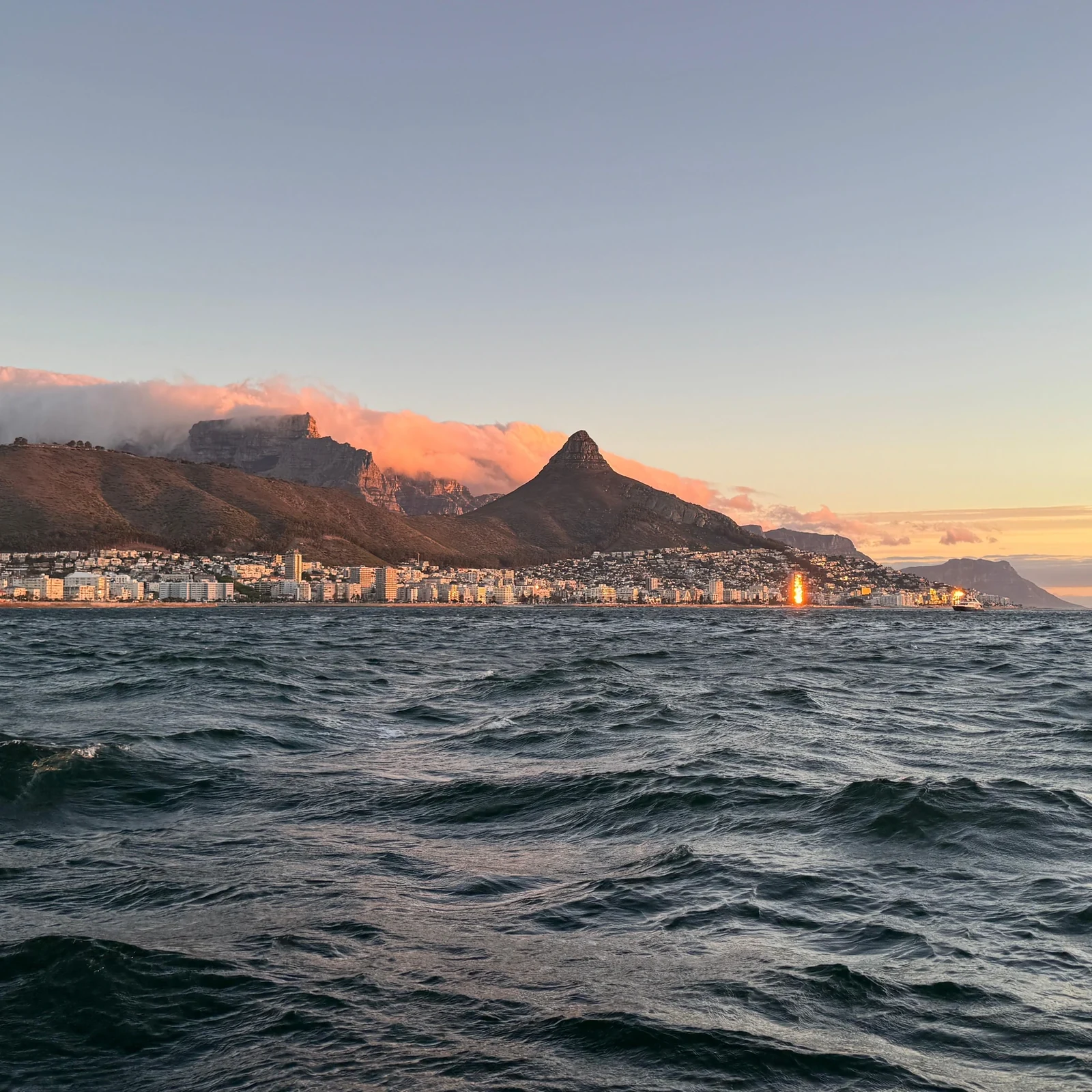 Kapstadt bei Sonnenuntergang vom Wasser aus erleben