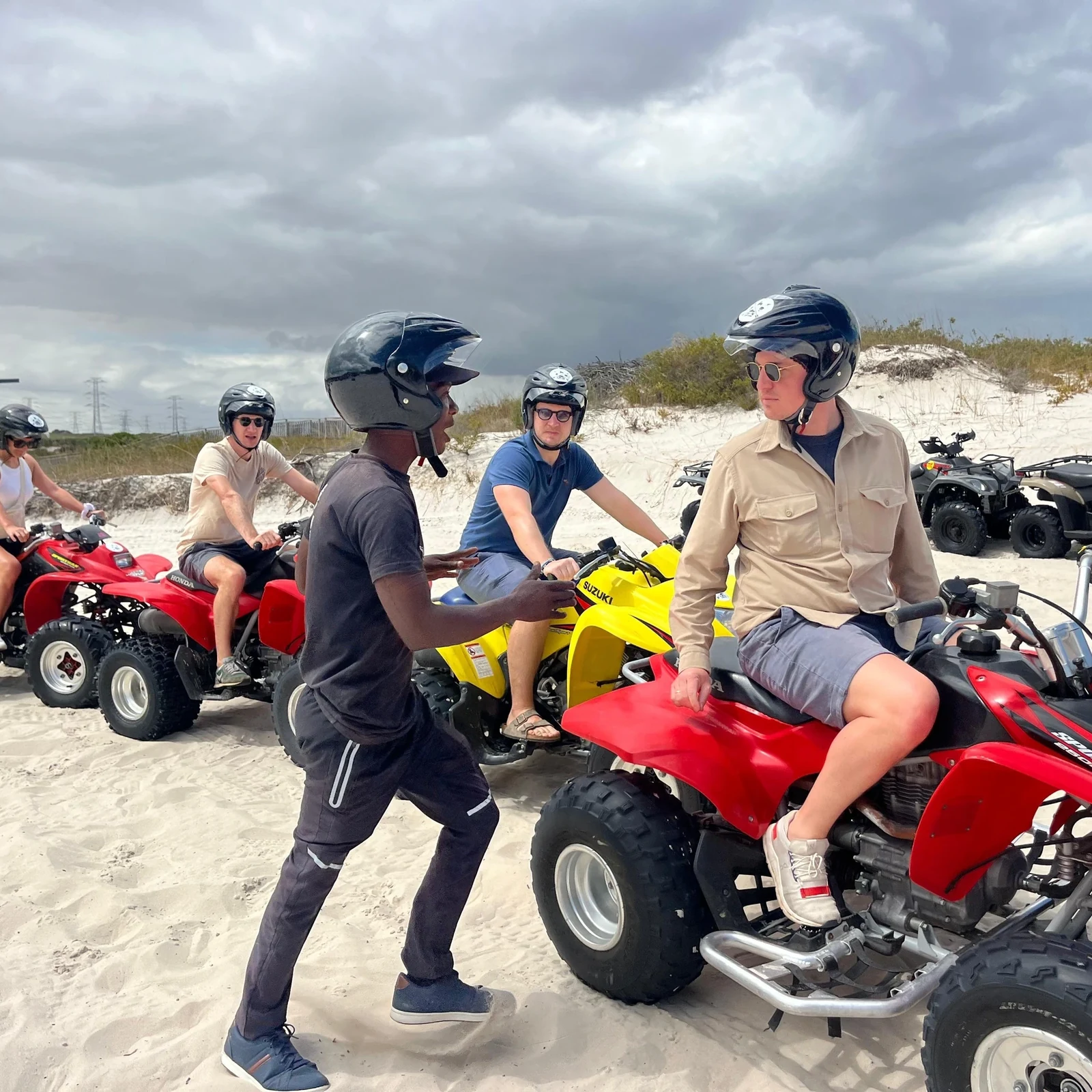 Quadfahren und Sandboarding zwischen den weißen Atlantis Dunes