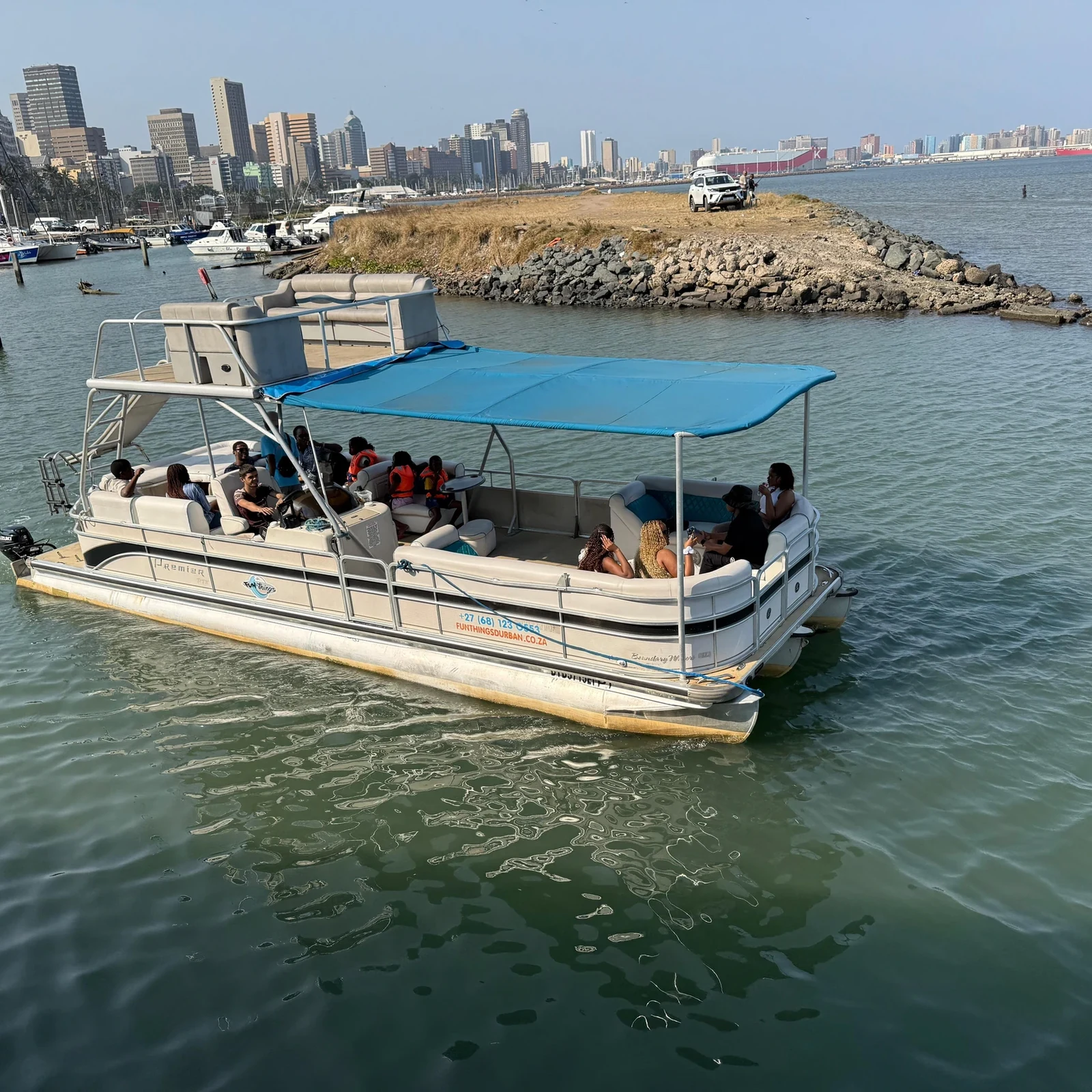 Erlebe den Hafen von Durban vom Ponton aus
