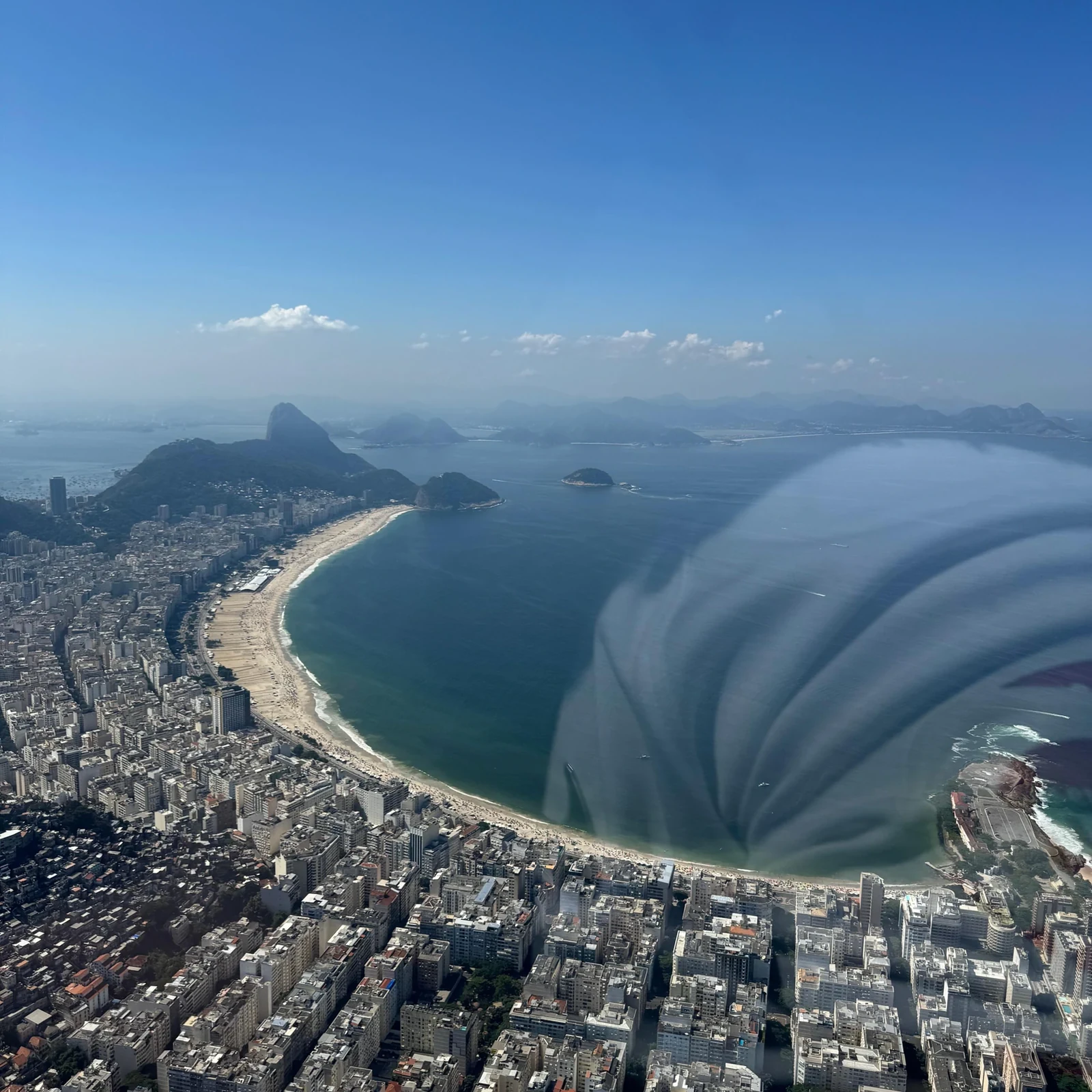 Contempla Río de Janeiro desde un helicóptero