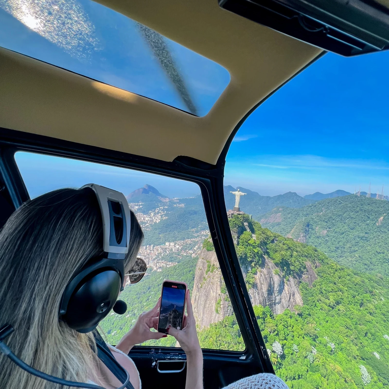 Rio de Janeiro bei einem geteilten Flug von oben sehen