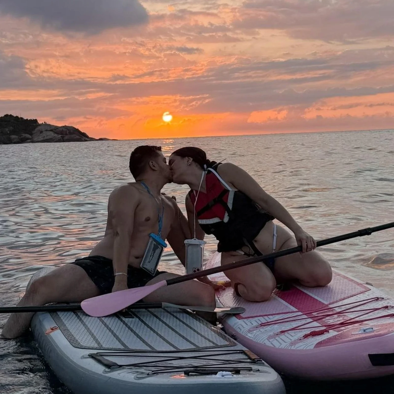 Regardez Rio s'éveiller depuis une planche de paddle