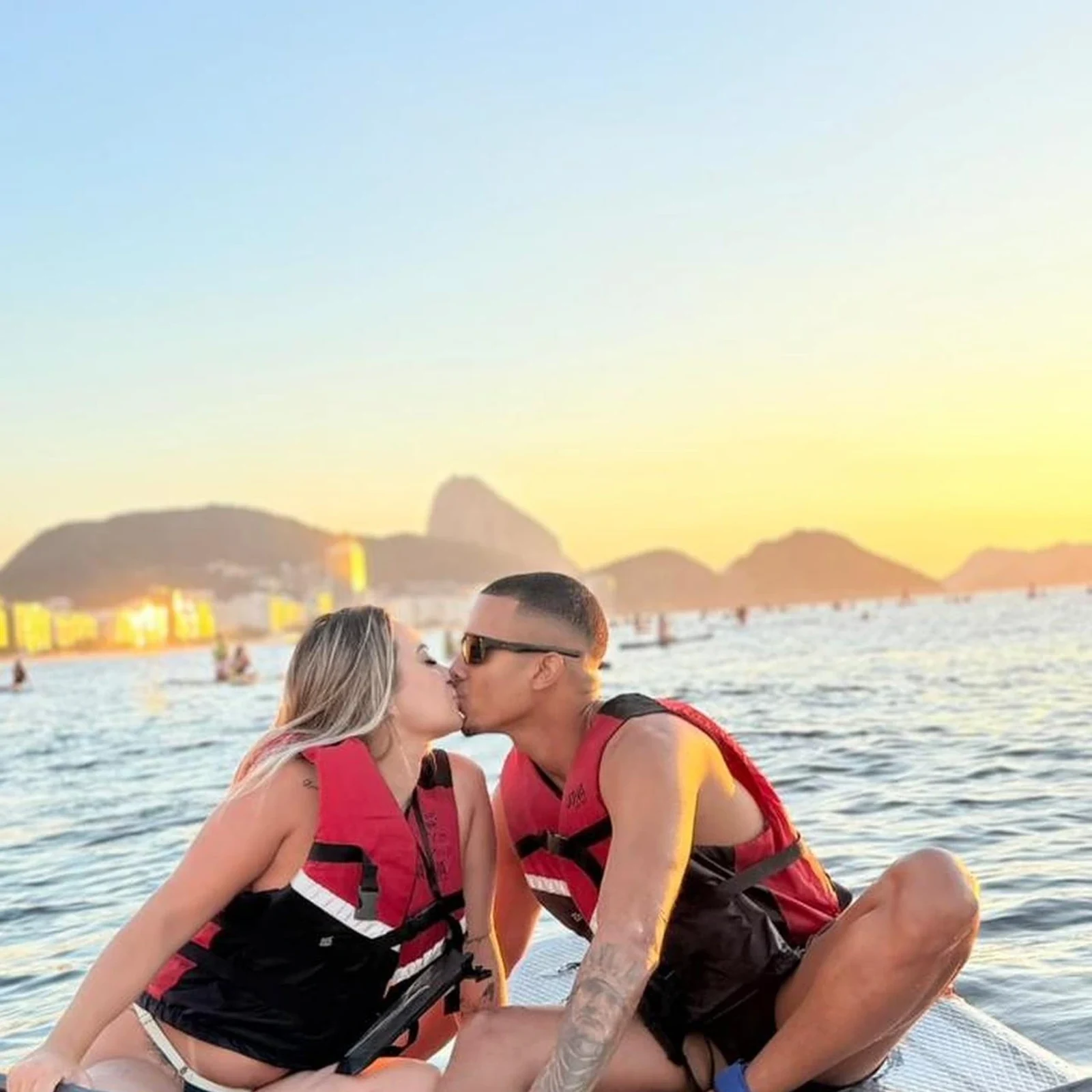 Regardez Rio s'éveiller depuis une planche de paddle