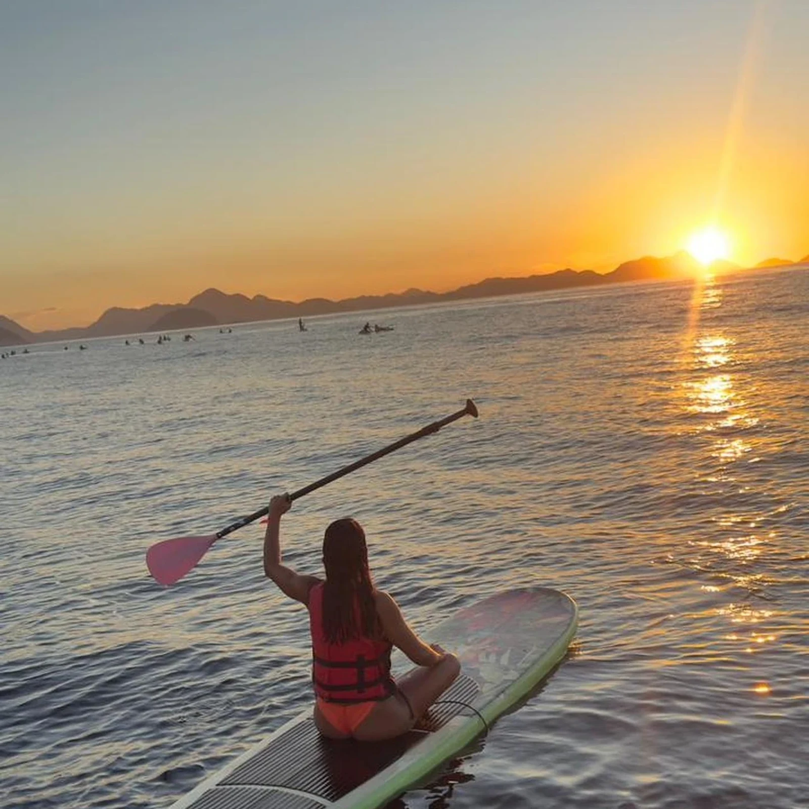 Regardez Rio s'éveiller depuis une planche de paddle