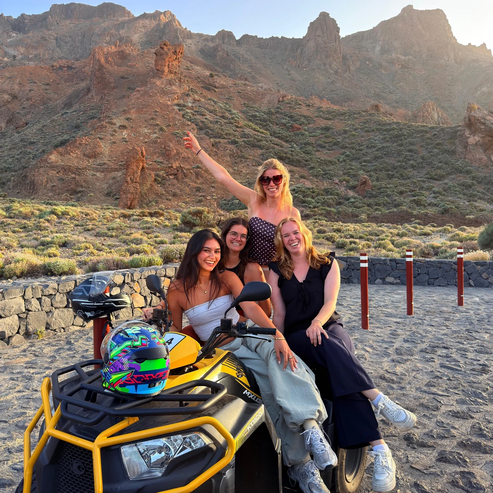 Fahre bei Tag oder Sonnenuntergang mit dem Quad Richtung Teide